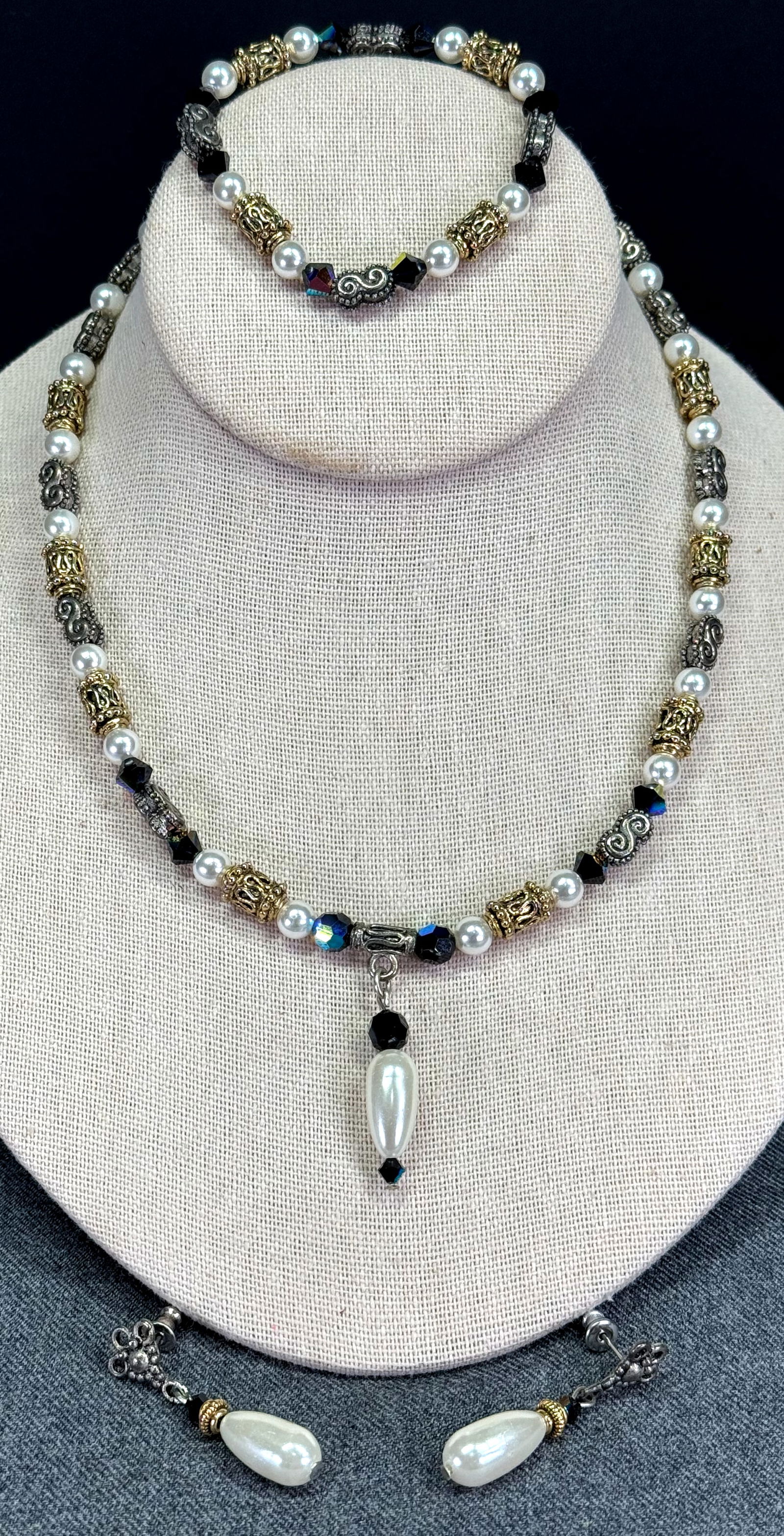 AB crystals, pearly, silvertone & goldtone beads necklace. elastic bracelet & stud earrings set: AB crystals, pearly, silvertone & goldtone beads necklace. elastic bracelet & stud earrings set. Unmarked For measures please refer to the pictures taken with a measuring tape. Weight: 50 Grams. This