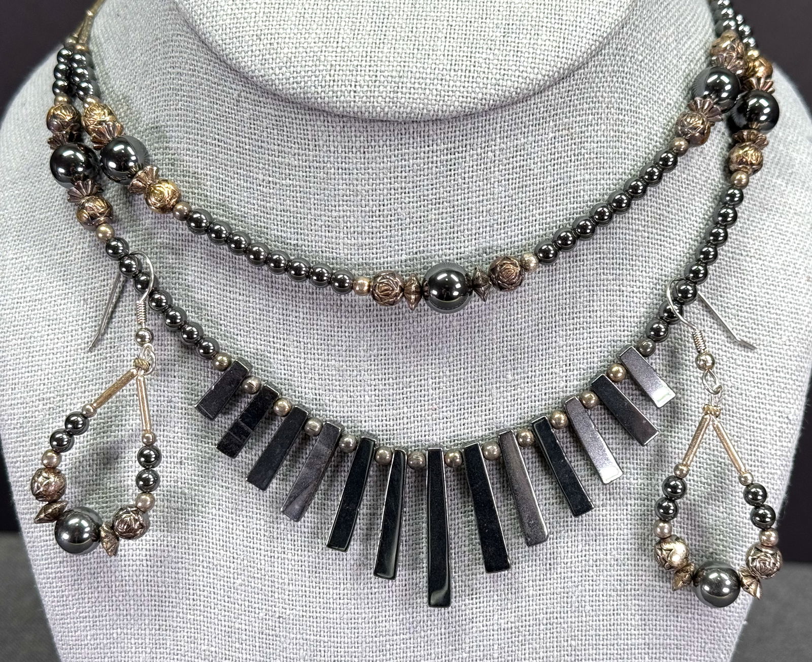 Vintage Southwestern Style Hematite, Goldtone, liquid silver beads fringe necklace & hook earrings: Vintage Southwestern Style Hematite, Goldtone, liquid silver beads fringe necklace & hook earrings. Unmarked. For measures please refer to the pictures taken with a measuring tape. Weight:43 Grams. Th