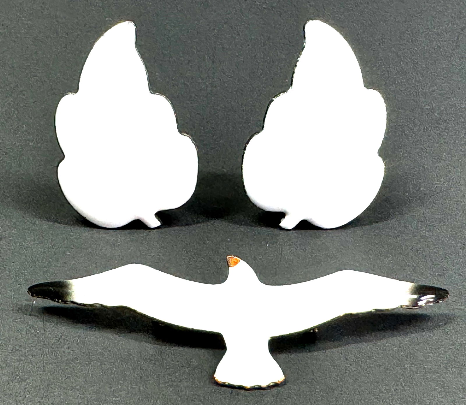 Vintage white enamel copper 1973 H. Bartlett Jonathan Livingston Seagull Brooch & leaf clip earrings: Vintage white enamel copper 1973 H. Bartlett Jonathan Livingston Seagull Brooch & leaf clip earrings. Pin is marked and earrings are unmarked. For measures please refer to the pictures taken with a me