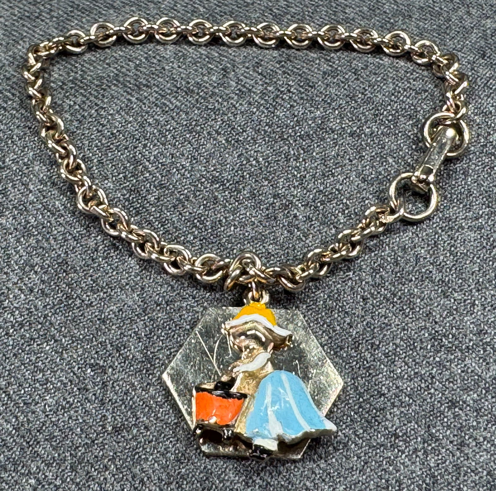 Vintage enamel goldtone girl & blame medal charms chain bracelet (1 of 10)