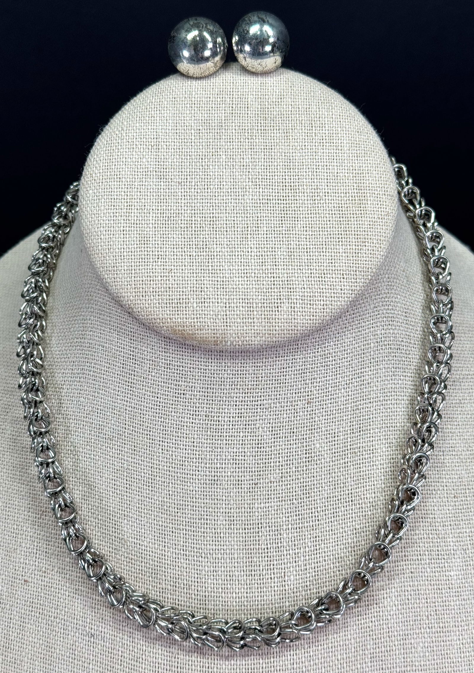 Vintage boho silvertone metal woven chain collar necklace & stud earring: Vintage boho silvertone metal woven chain collar necklace & stud earring. Unmarked. For measures please refer to the pictures taken with a measuring tape. Weight: 16 Grams. This is a NO RESERVE AUCTIO
