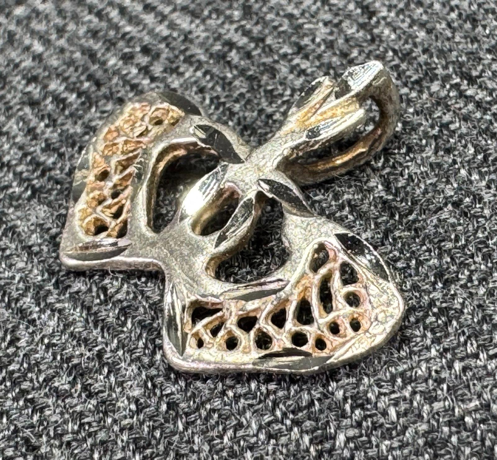Vintage FAS sterling silver jointed hearts charm pendant: Vintage FAS sterling silver jointed hearts charm pendant. Marked FAS 925. For measures please refer to the pictures taken with a measuring tape. Weight: 0.75 Grams. This is a NO RESERVE AUCTION: there