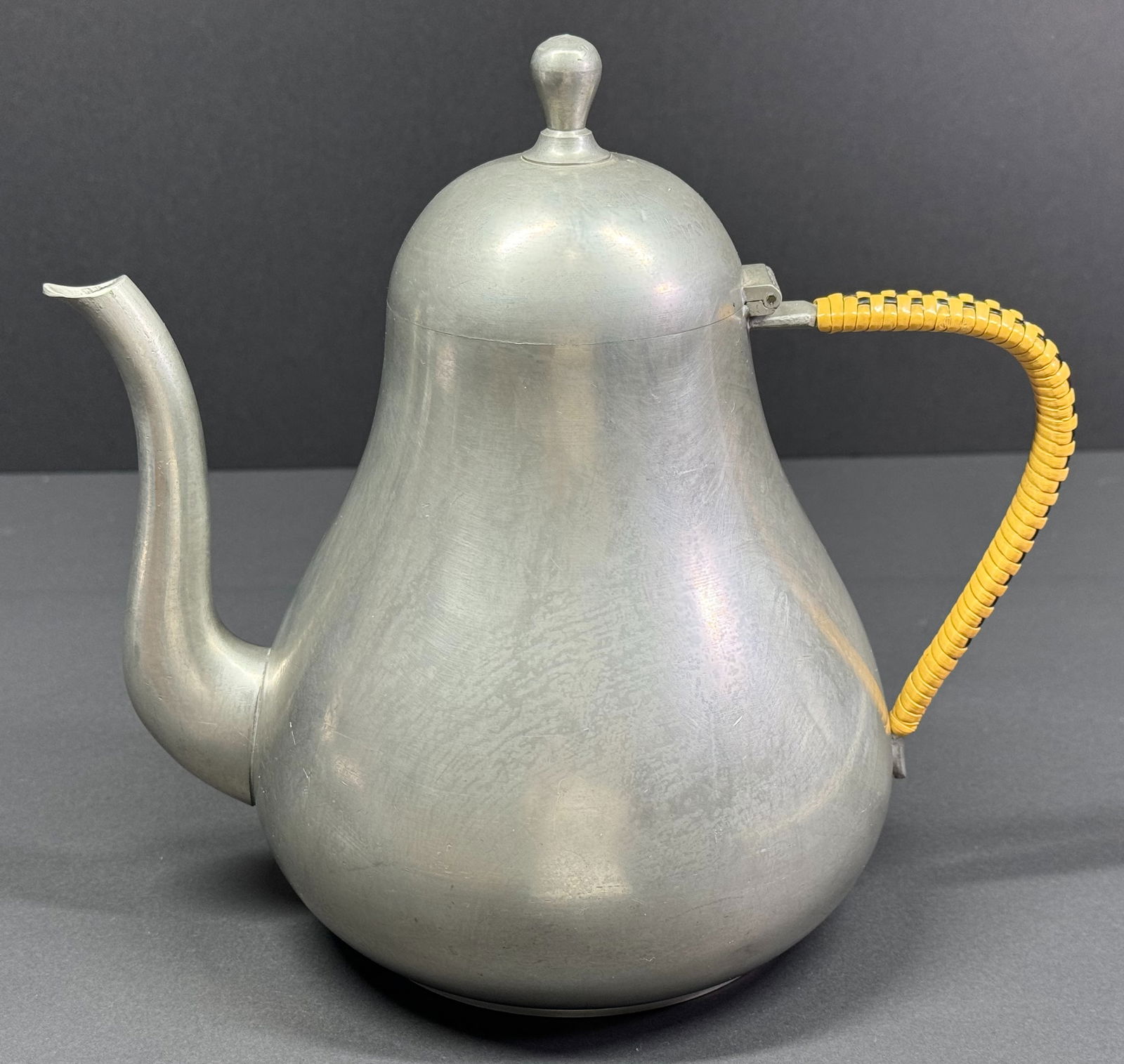 Vintage Meeuws & Zoon Den Haag Holland pewter with woven handle coffee pot. I: Vintage Meeuws & Zoon Den Haag Holland pewter with woven handle coffee pot. It measures around: 8.75" width x 6" depth x 8.25" height. This is a NO RESERVE AUCTION: there are no hidden or confidential