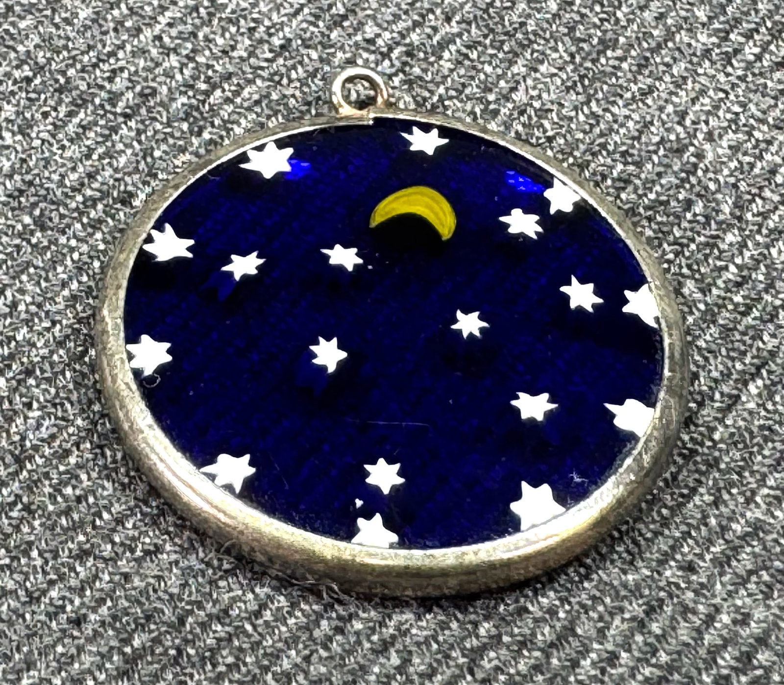 Antica Murrina Venezia Italian Murano Glass Blue Stars & Moon Sterling pendant: Antica Murrina Venezia Italian Murano Glass Blue Stars & Moon. Unmarked. Bail with AM mark is missing For measures please refer to the pictures taken with a measuring tape. Weight: 3.85 Grams. IN HOUS