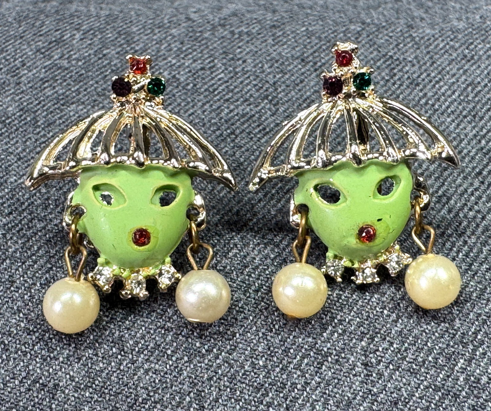 Vintage crystals pearly beads enamel goldtone metal mask pin brooches. Lot of 2: Vintage crystals pearly beads enamel goldtone metal mask pin brooches. Lot of 2. Unmarked. For measures please refer to the pictures taken with a measuring tape. Weight: 12 Grams. IN HOUSE Estimated* 