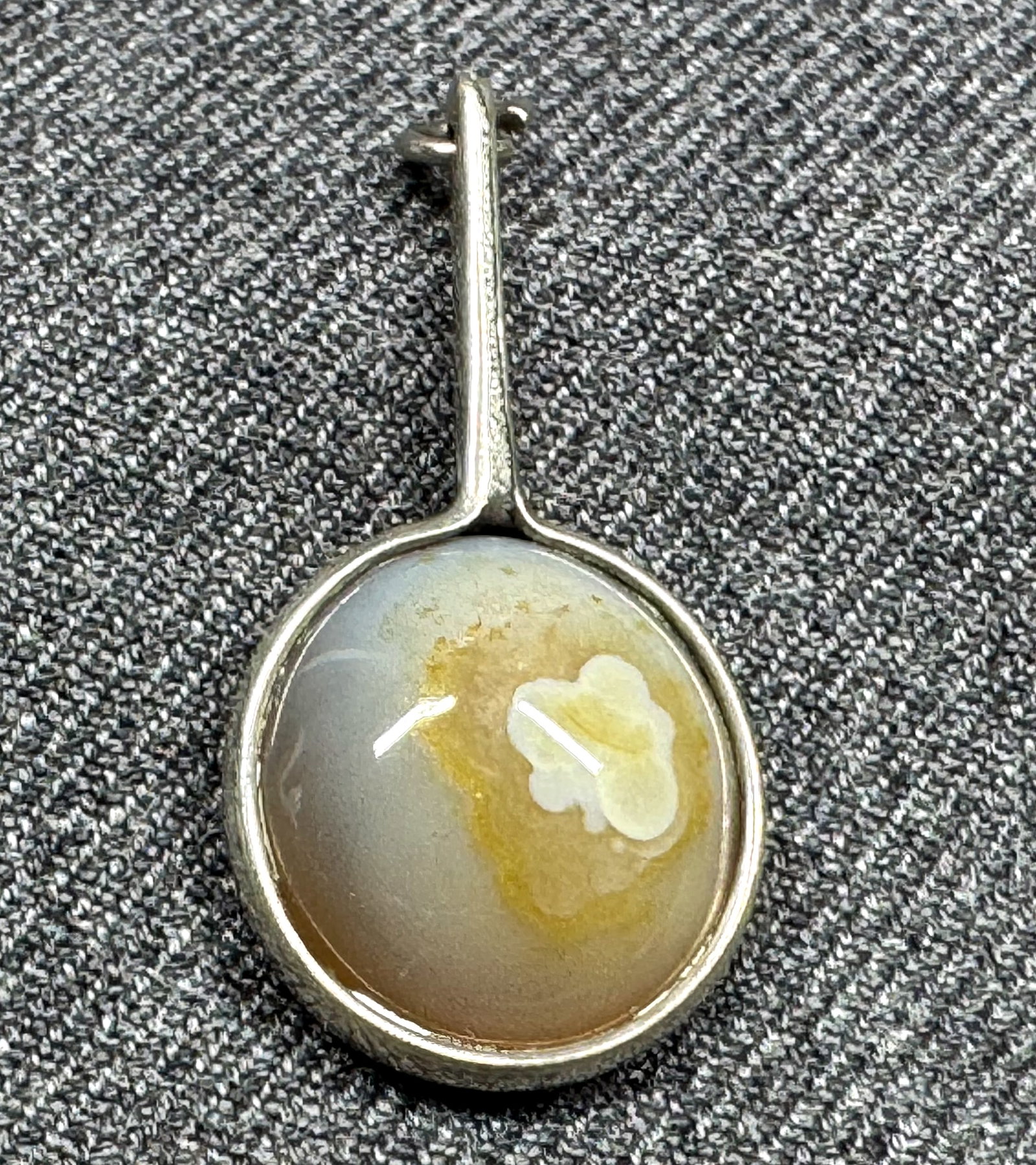 Vintage MCM solar agate sterling silver pendant: Vintage MCM solar agate sterling silver pendant. Unmarked. For measures please refer to the pictures taken with a measuring tape. Weight: 4.28 Grams. IN HOUSE Estimated* SHIPPING & HANDLING COST WITHI