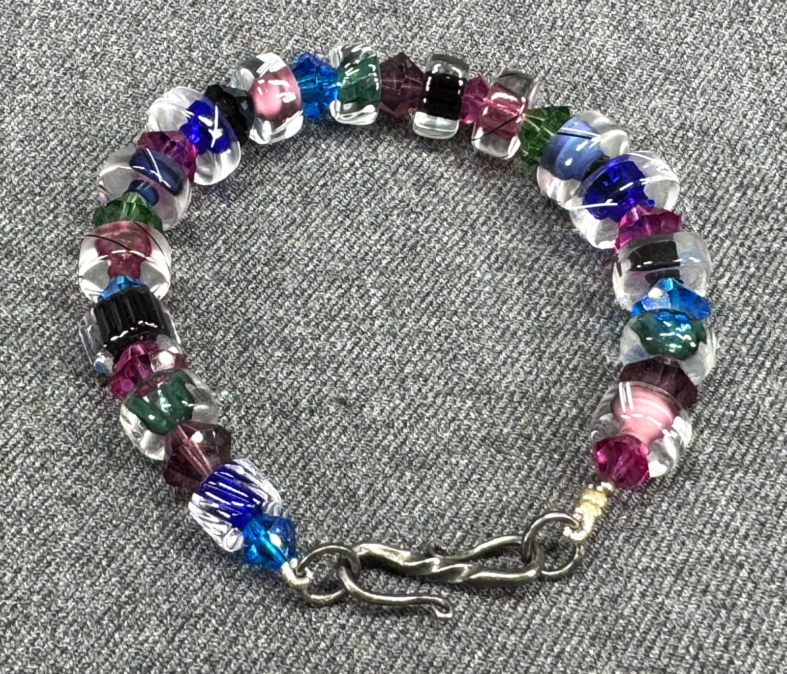 Vintage cane and faceted glass beads bracelet.: Vintage cane and faceted glass beads bracelet. Unmarked. For measures please refer to the pictures taken with a measuring tape. Weight: 22 Grams. IN HOUSE Estimated* SHIPPING & HANDLING COST WITHIN TH