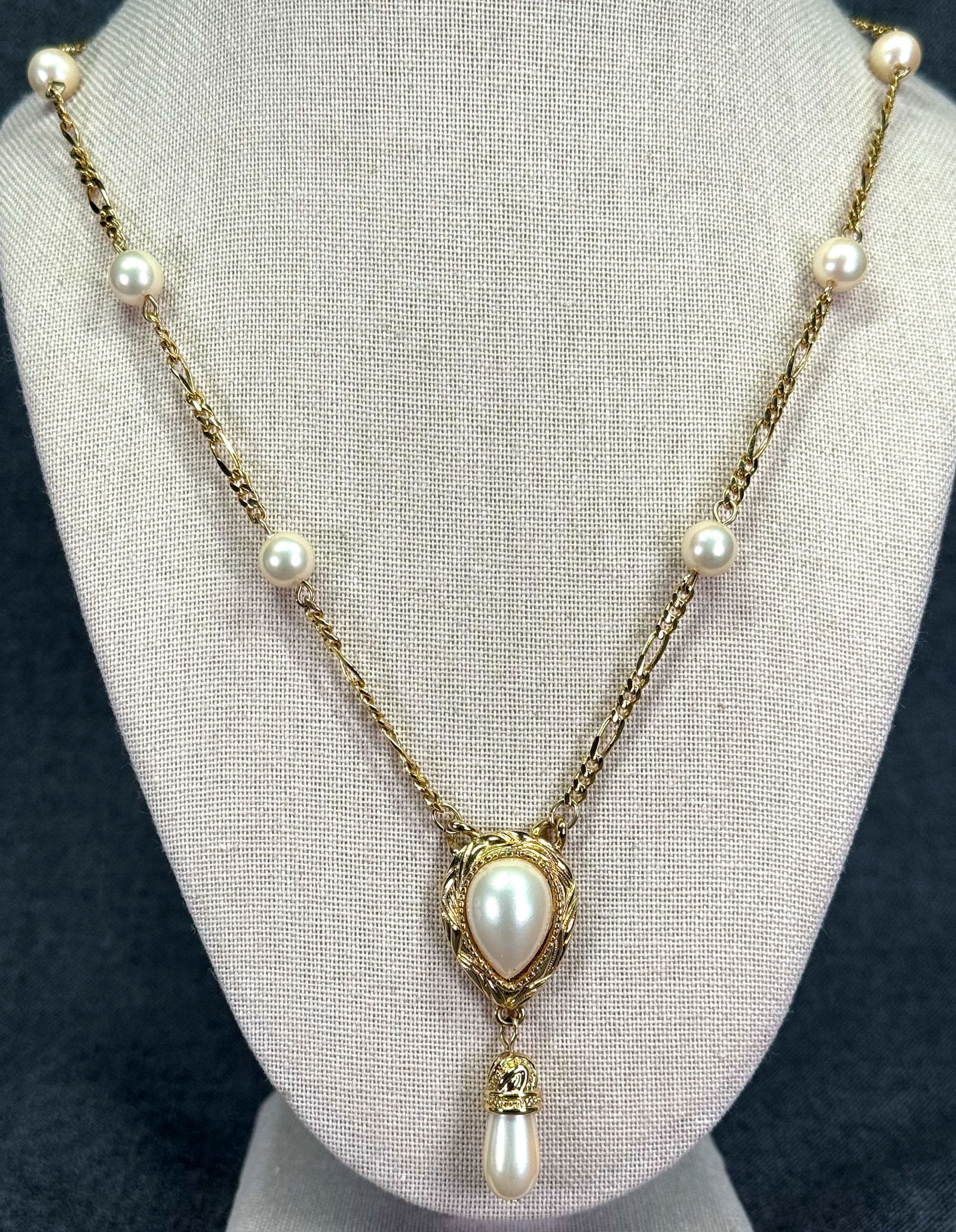Vintage Trifari TM pearly beads goldtone metal lavalier necklace: Vintage Trifari TM pearly beads goldtone metal lavalier necklace. Marked. For measures please refer to the pictures taken with a measuring tape. Weight: 19 Grams. IN HOUSE Estimated* SHIPPING & HANDLI