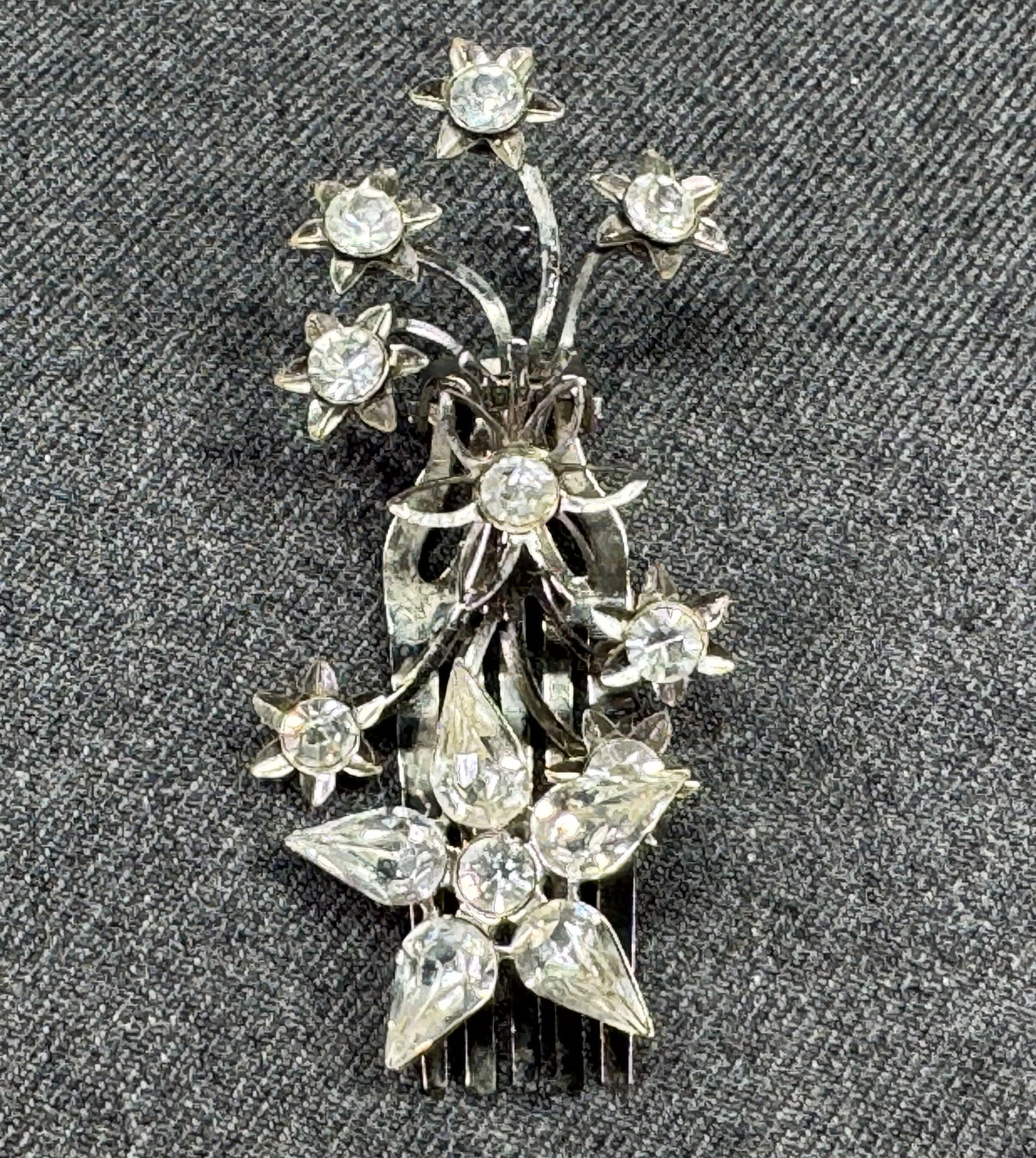 Vintage clear crystals silvertoned metal flowers comb hair clip (1 of 8)