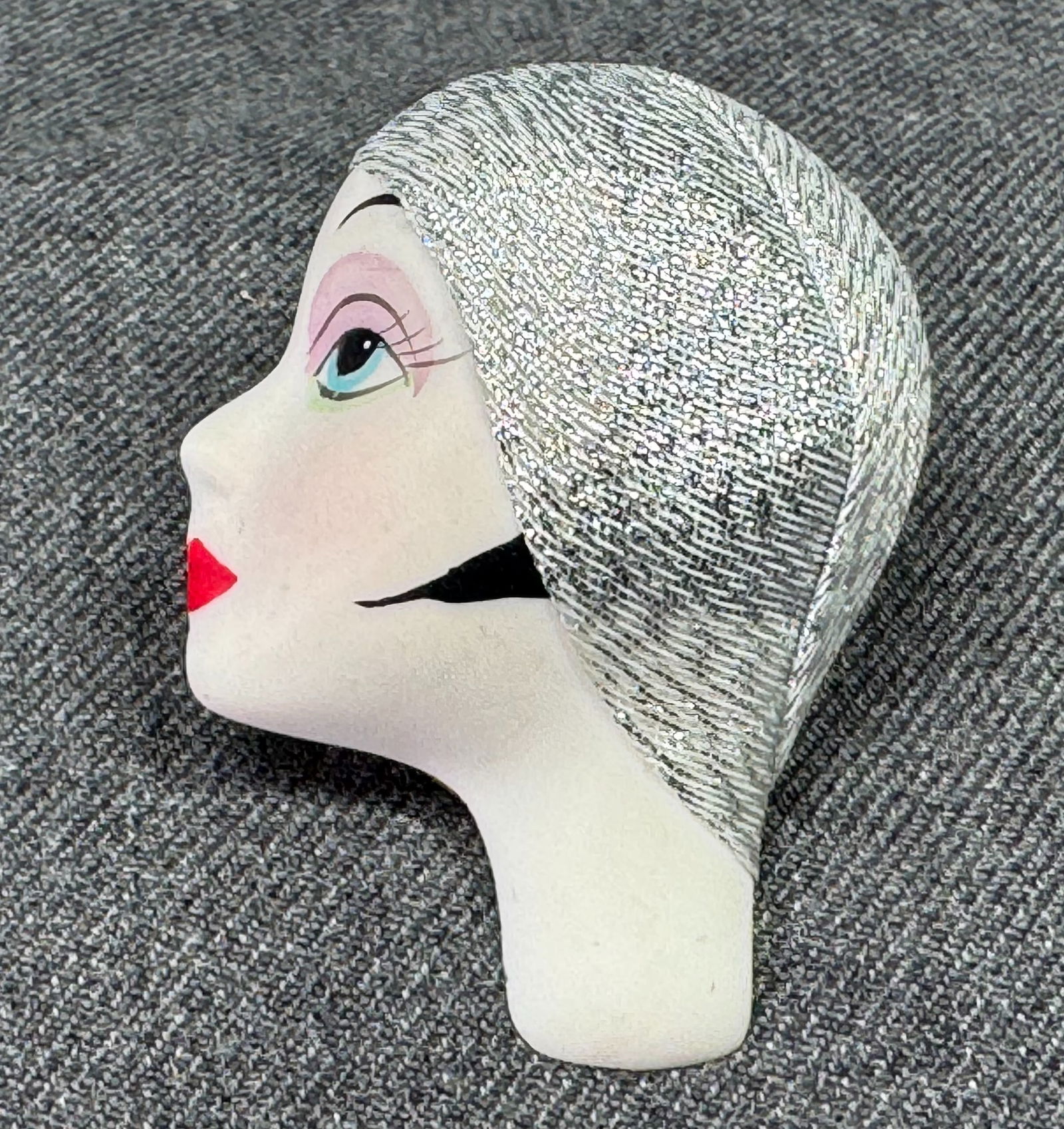 Vintage hand painted resin silver fabric hat flapper lady face brooch pin: Vintage hand painted resin silver fabric hat flapper lady face brooch pin. Unmarked. For measures please refer to the pictures taken with a measuring tape. Weight: 16 Grams IN HOUSE Estimated* SHIPPIN