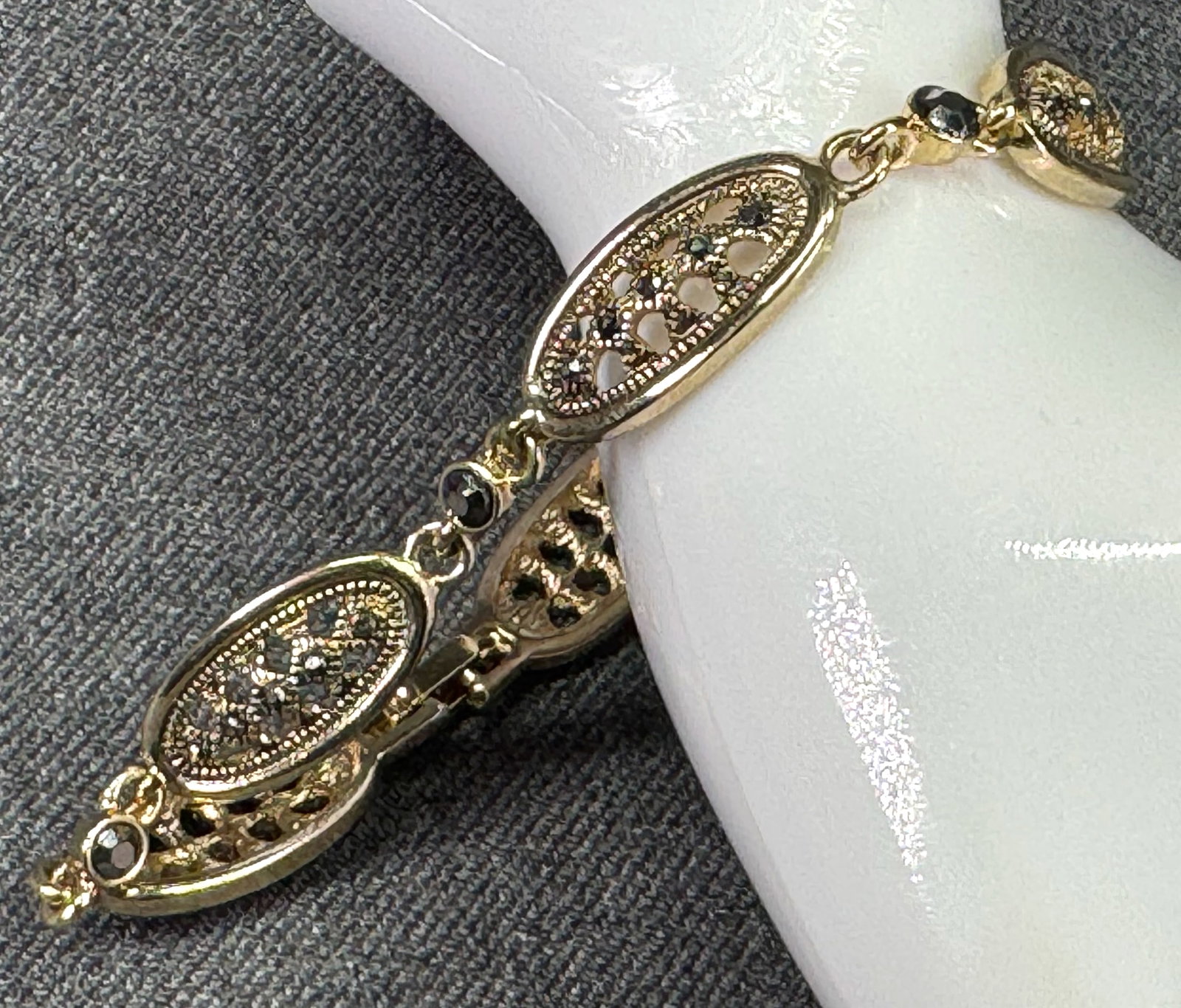 Vintage art deco style hematite color glass beads goldtoned metal bracelet: Vintage art deco style hematite color glass beads goldtoned metal bracelet. Unmarked. For measures please refer to the pictures taken with a measuring tape. Weight: 11 Grams IN HOUSE Estimated* SHIPPI