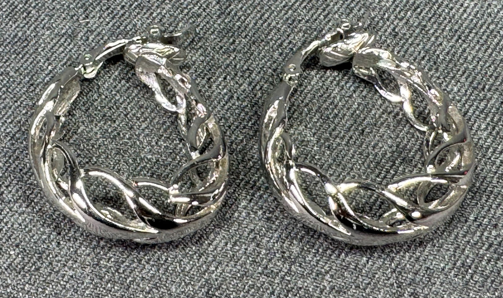 Vintage Trifari TM silvertone metal clip on earrings: Vintage Trifari TM silvertone metal clip on earrings. MArked. For measures please refer to the pictures taken with a measuring tape. Weight: 14 Grams IN HOUSE Estimated* SHIPPING & HANDLING COST WITHI