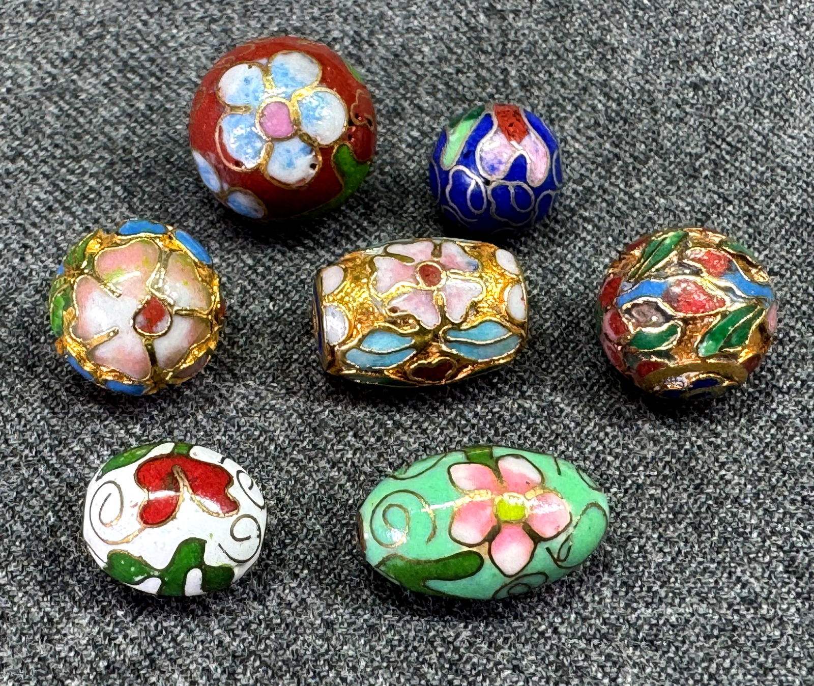 Assorted flowers & leaves cloisonne enamel loose beads. Lot of 7: Assorted flowers & leaves cloisonne enamel loose beads. Lot of 7. Unmarked, For measures please refer to the picture taken with a measuring tape. Weight: 15 Grams. IN HOUSE Estimated* shipping and han