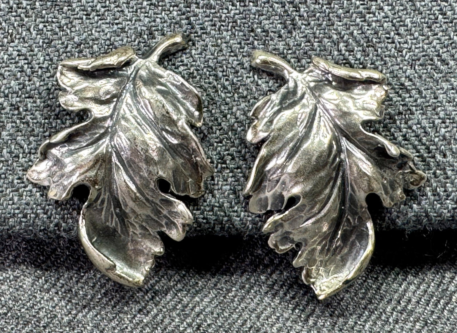 Vintage Napier Sterling Silver Leaf Clip on Earrings: Vintage Napier Sterling Silver Leaf Clip on Earrings. Marked Napier Sterling Pat Pend. For measures please refer to the pictures taken with a measuring tape. Weight: 9.90 Grams. IN HOUSE Estimated* SH