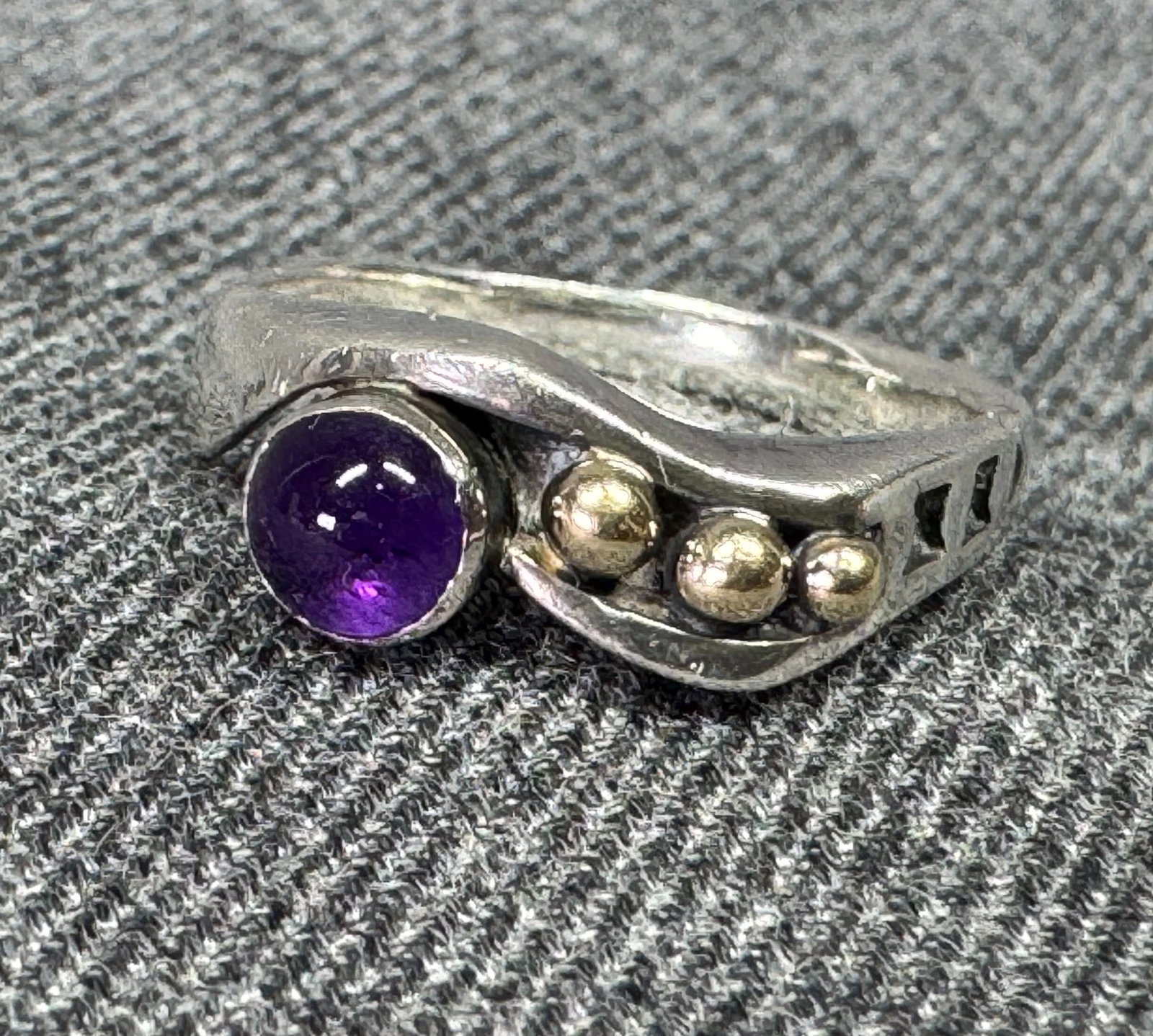 Vintage Caviar style amethyst, gilt beads, sterling silver ring.: Vintage Caviar style amethyst, gilt beads, sterling silver ring. Unmarked. For measures please refer to the pictures taken with a measuring tape. Weight: 3.37 Grams. IN HOUSE Estimated* SHIPPING & HAN