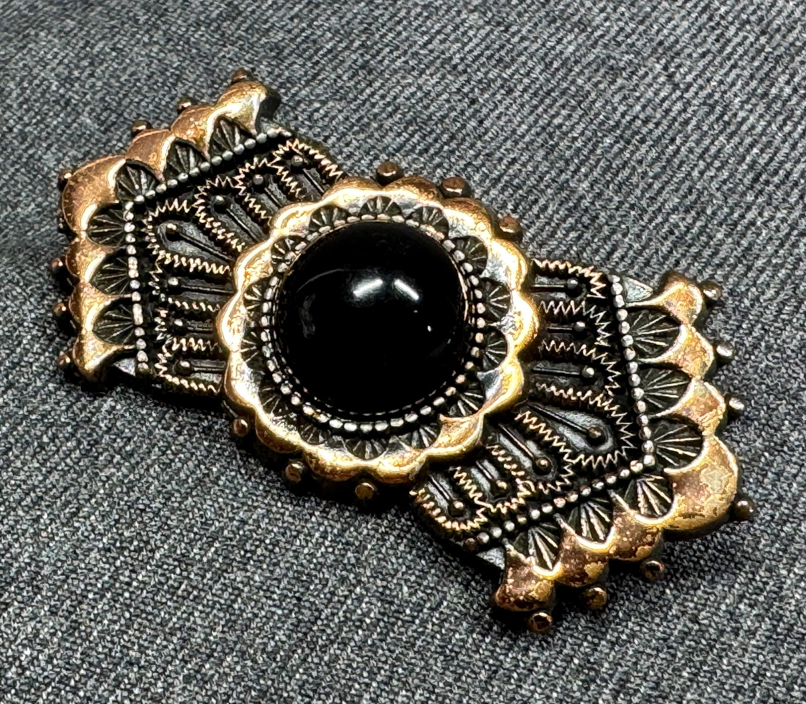 Vintage 80s Ginnie Johansen southwestern style black onyx chromed metal brooch pin: Vintage 80s Ginnie Johansen southwestern style black onyx chromed metal brooch pin. Marked and dated 86. For measures please refer to the pictures taken with a measuring tape. Weight: 23 Grams. IN HOU