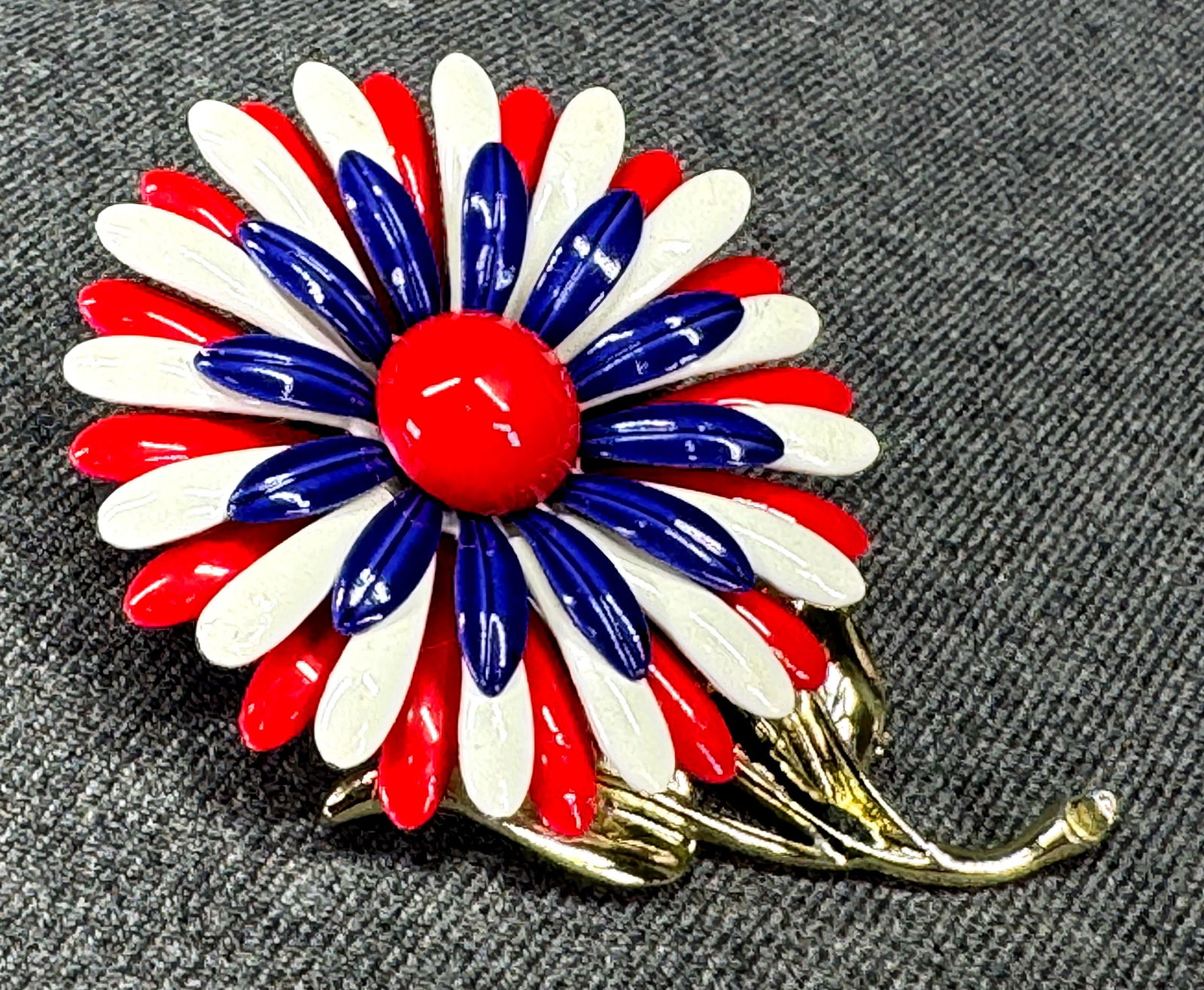 Vintage flower power  red white and blue patriotic enamel goldtone brooch pin (1 of 6)