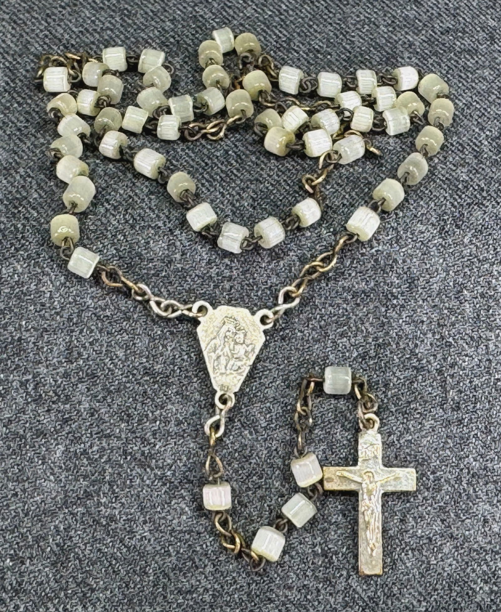 Vintage Italian Our Lady of Carmel pealy glass rosary: Vintage Italian Our Lady of Carmel pealy glass rosary. Marked Italy on medal. For measures please refer to the pictures taken with a measuring tape. Weight: 8 Grams. IN HOUSE Estimated* shipping and h
