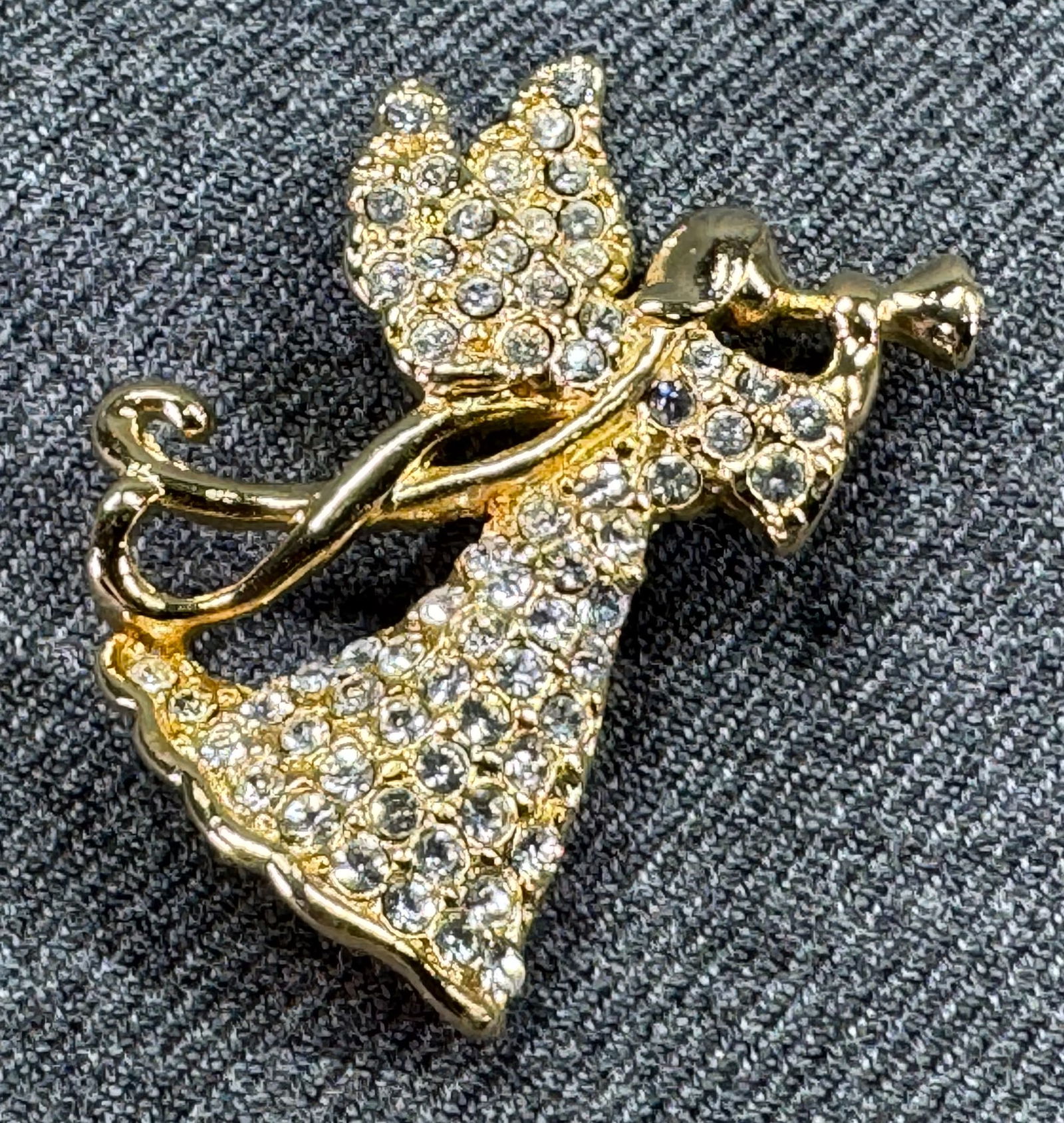 Vintage Monet Angel holding a trumpet pin brooch. Clear crystals, goldtone metal: Vintage Monet Angel holding a trumpet pin brooch. Clear crystals, goldtone metal. Marked. For measures please refer to the pictures taken with a measuring tape. Weight: 7 Grams. IN HOUSE Estimated* sh