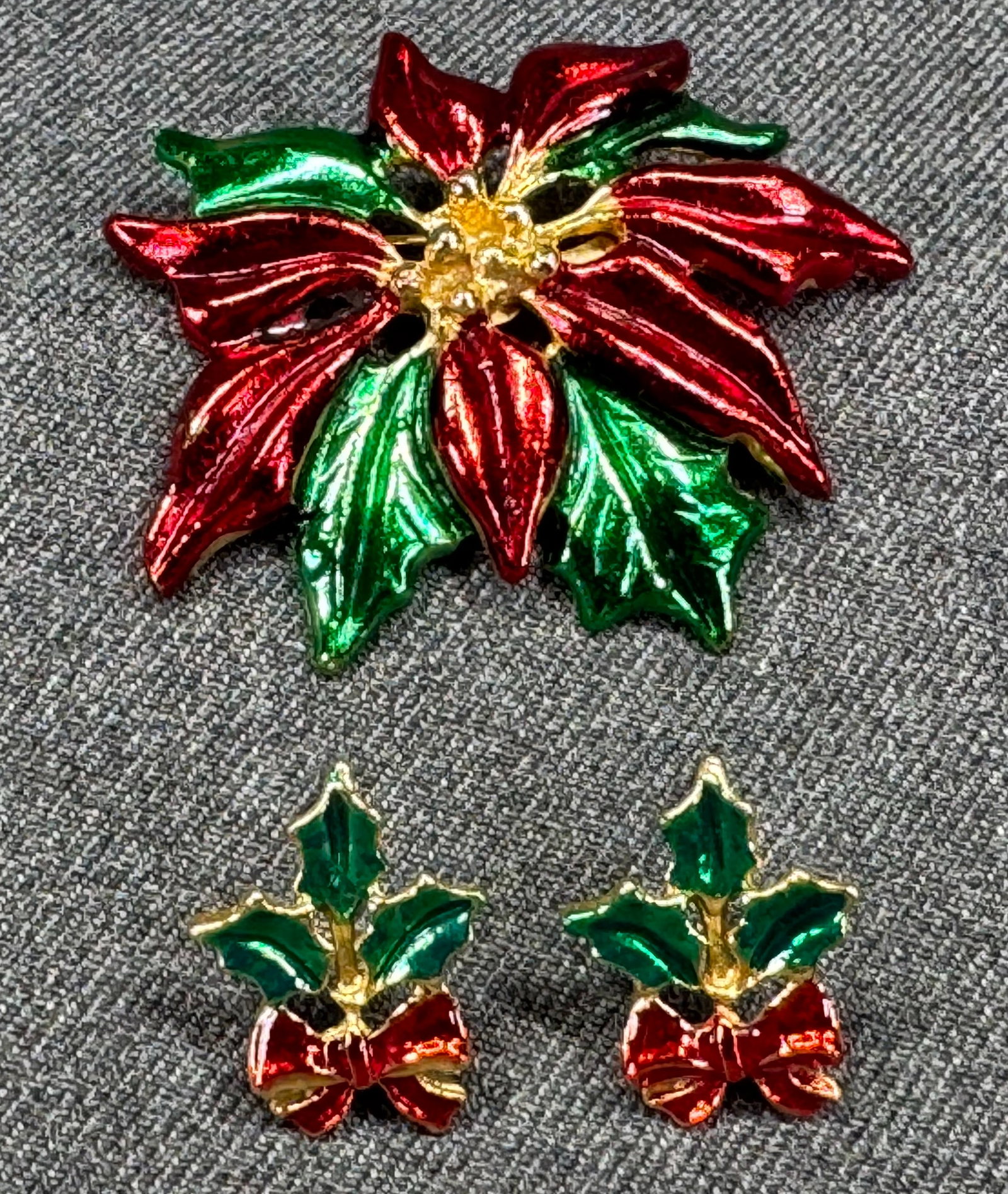 Vintage enamel Gerrys poinsttia pin brooch & unbranded mistletoe bow stud earrings: Vintage enamel Gerrys poinsttia pin brooch & unbranded mistletoe bow stud earrings. The brooch is marked. For measures please refer to the pictures taken with a measuring tape. Weight: 22 Grams IN HOU