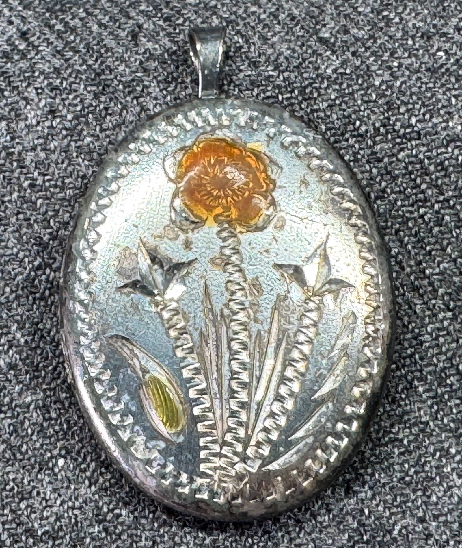Vintage PPC Sterling etched and enamel flower locket pendant: Vintage PPC Sterling etched and enamel flower locket pendant. MArked, For measures please refer to the pictures taken with a measuring tape. Weight: 5.15 Grams. IN HOUSE Estimated* shipping and handli