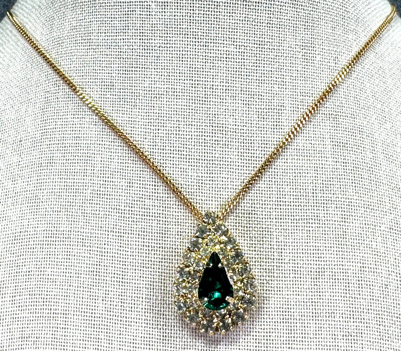 Vintage green and clear crystals goltone drop pendant with chain necklace: Vintage green and clear crystals goltone drop pendant with chain necklace. Unmarked For measures please refer to the pictures taken with a measuring tape. Weight: 7 Grams IN HOUSE Estimated* shipping