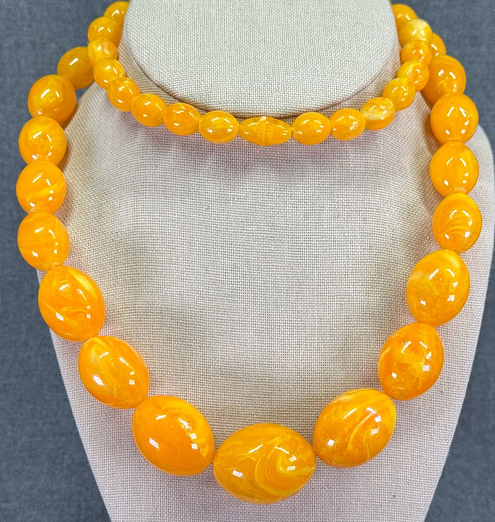 Vintage marbled yellow yolk plastic graduated beads necklace: Vintage marbled yellow yolk plastic graduated beads necklace. Unmarked. For measures please refer to the pictures taken with a measuring tape. Weight: 80 Grams. IN HOUSE Estimated* shipping and handli