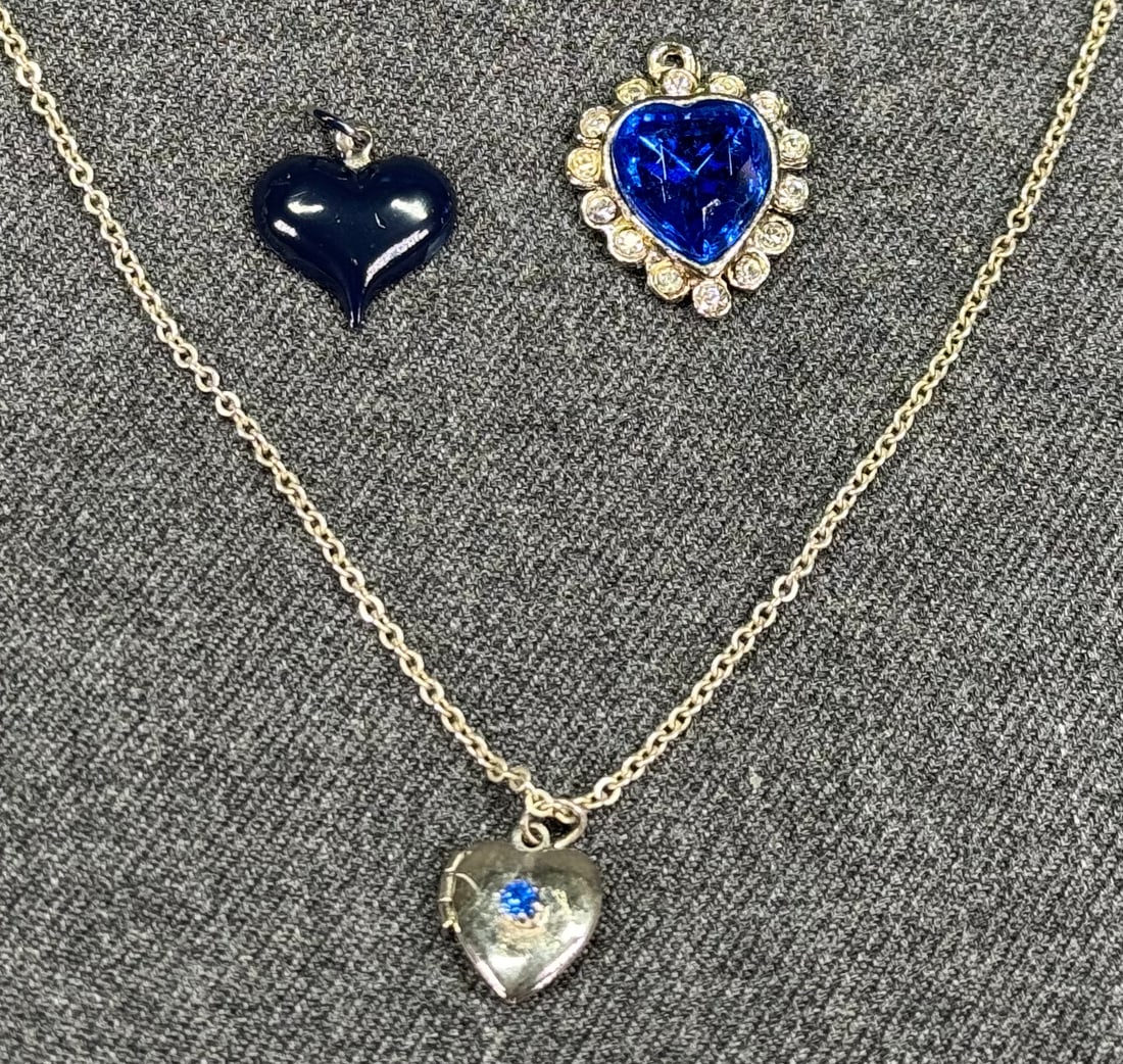 Vintage swetheart heart jeweled locket with chain, jeweled & blue enamel pendants: Vintage swetheart heart jeweled locket with chain, jeweled & blue enamel pendants. Unmarked. For measures please refer to the pictures taken with a measuring tape. Weight: 7 Grams IN HOUSE Estimated*