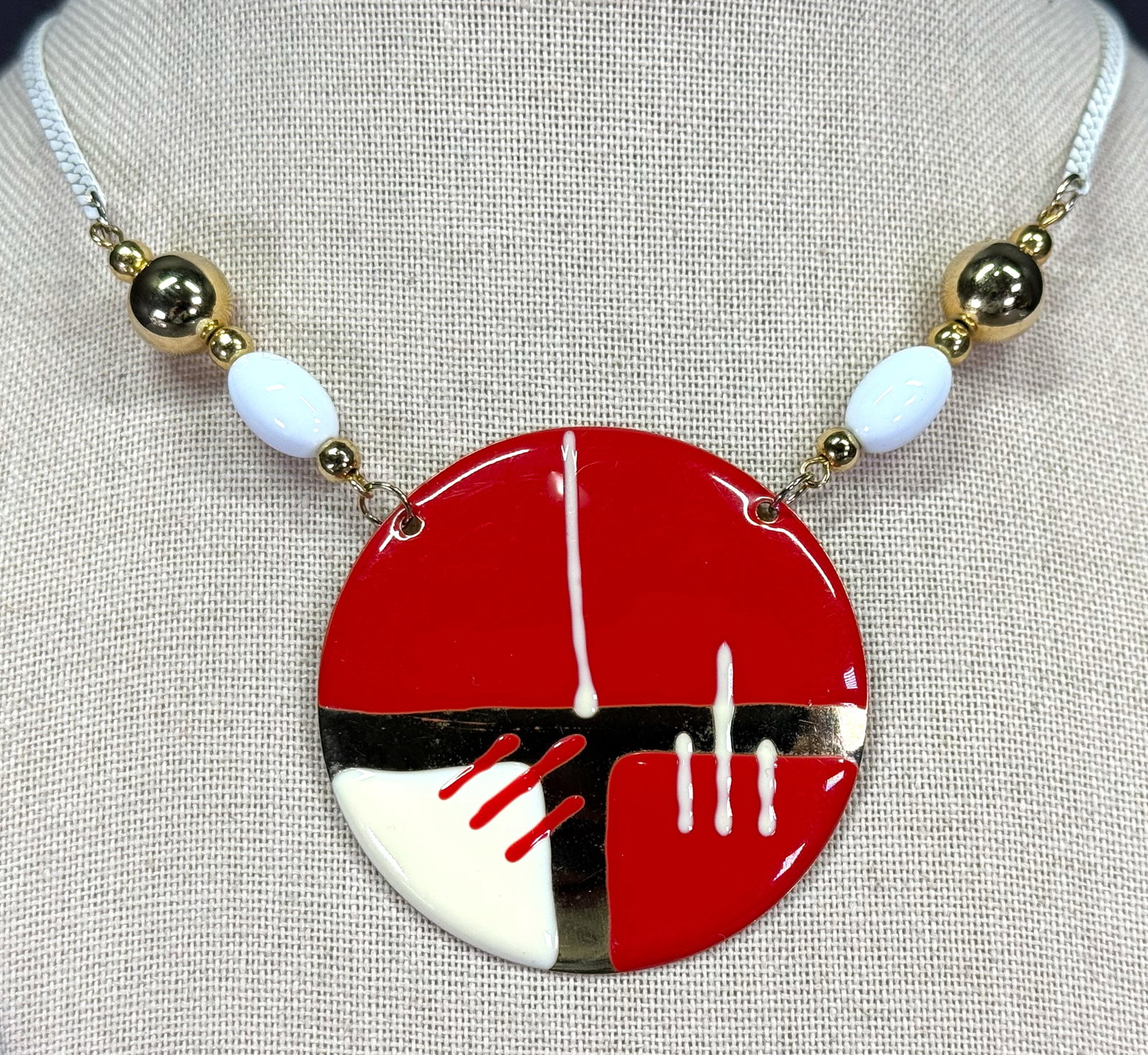 Vintage 80s red & white enamel medallion chain necklace: Vintage 80s red & white enamel medallion chain necklace. Unmarked. For measures please refer to the pictures taken with a measuring tape. Weight: 22 Grams. IN HOUSE Estimated* shipping and handling co