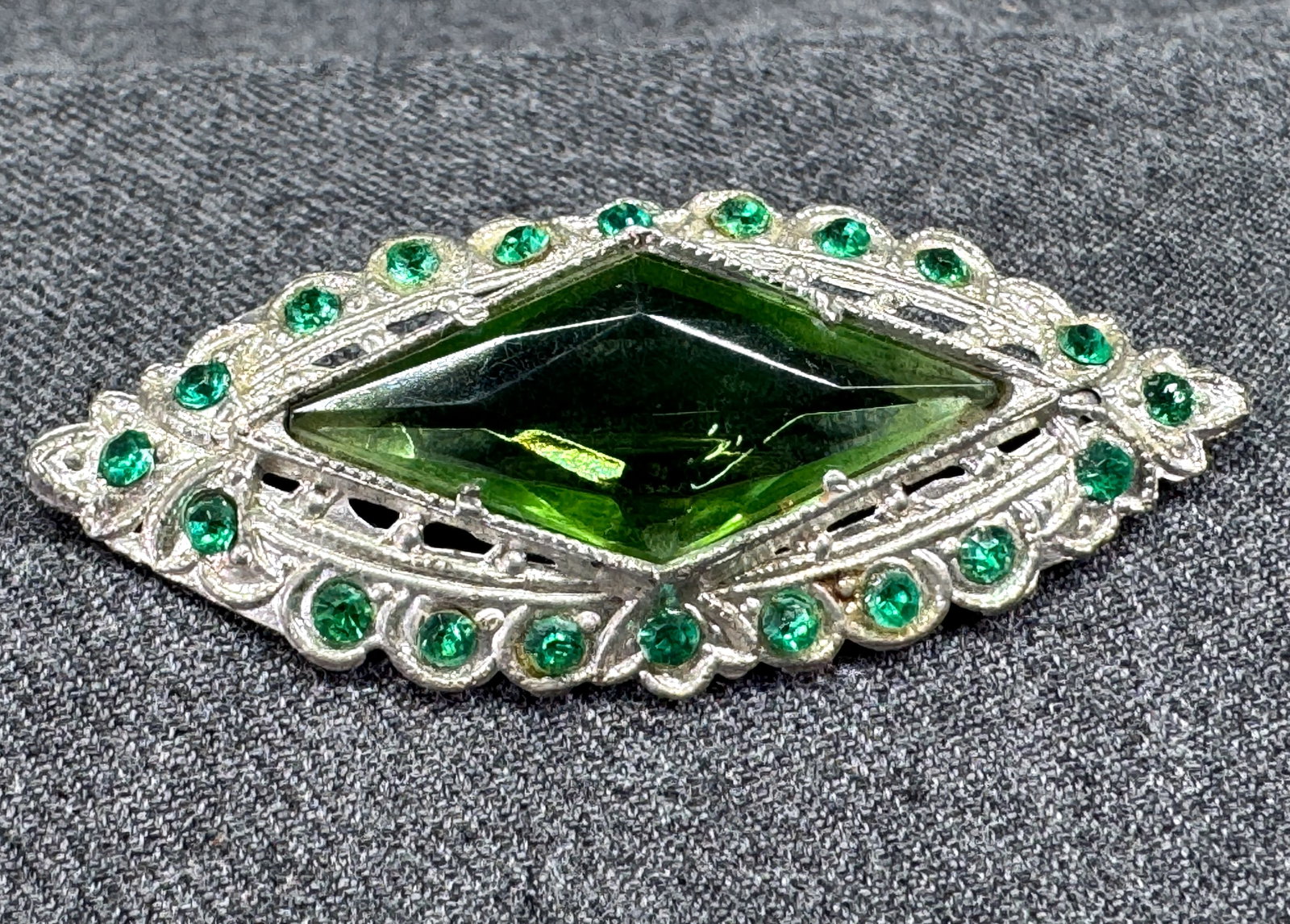Antique green open back crystal and rhinestones pot metal pin brooch: Antique green open back crystal and rhinestones pot metal pin brooch. unmarked. For measures please refer to the pictures taken with a measuring tape. Weight: 12 Grams. This is a NO RESERVE AUCTION: t