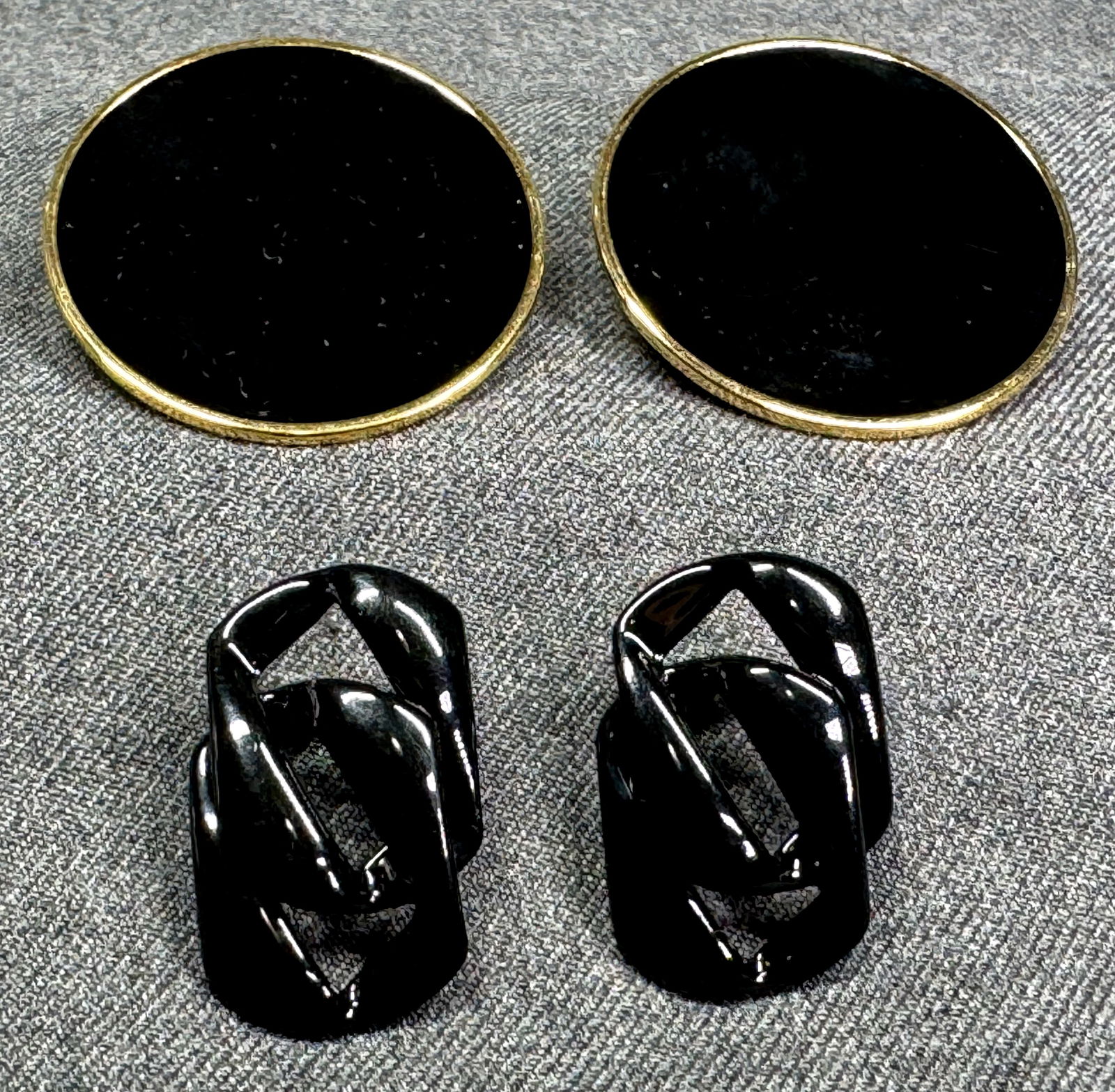 Vintage black enamel unbranded chain & rounded goldtoned Monet stud earrings: Vintage Trifari TM silvertone metal clip on earrings. The rounded marked Monet, the chain shaped are unmarked. For measures please refer to the pictures taken with a measuring tape. Weight: 28 Grams I