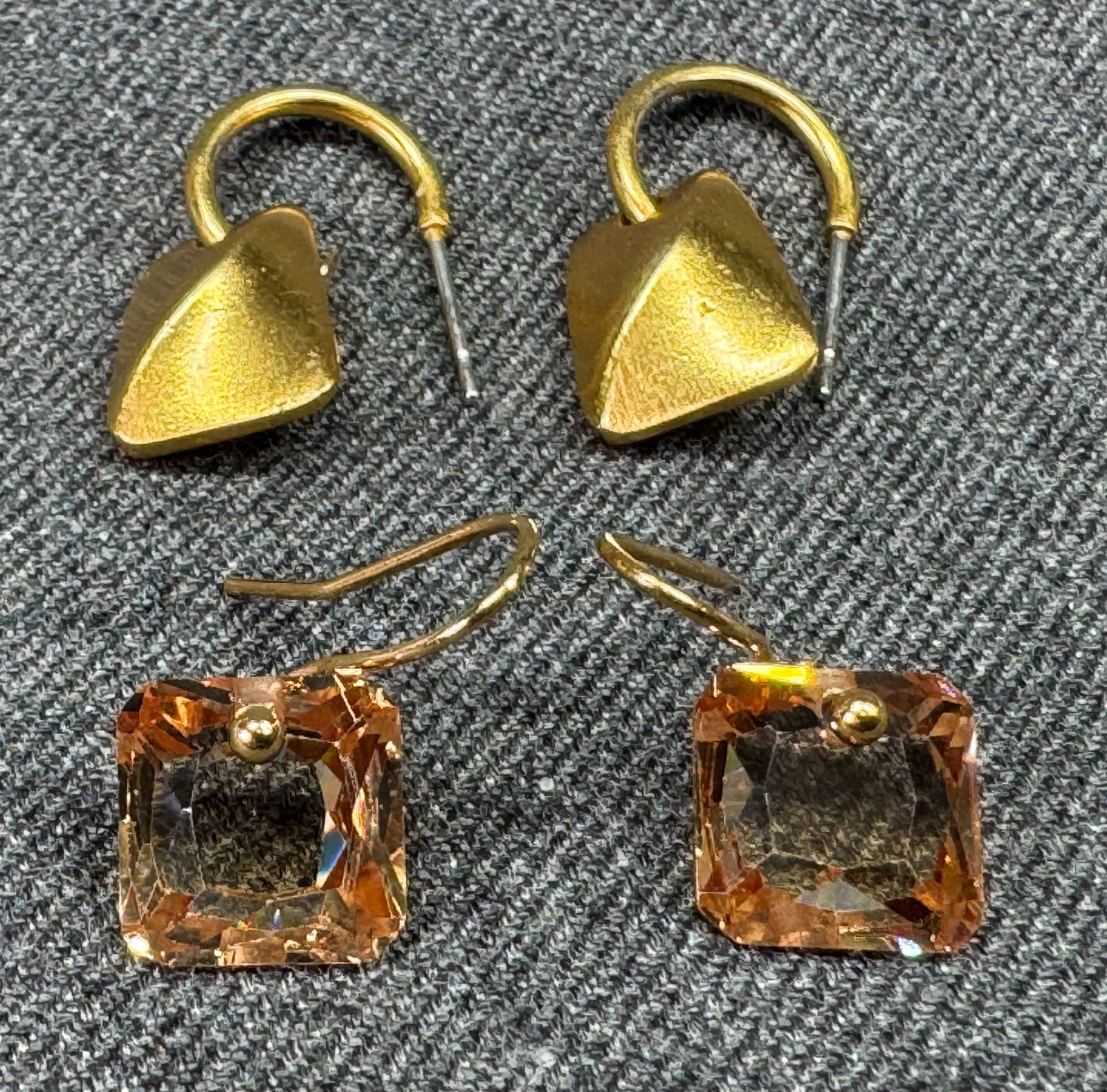 Vintage Anne Klein goldtone & unbranded crystal dangles stud earrings: Vintage Anne Klein goldtone & unbranded crystal dangles stud earrings. Marked AK and unmarked. For measures please refer to the pictures taken with a measuring tape. Weight:7 Grams IN HOUSE Estimated*