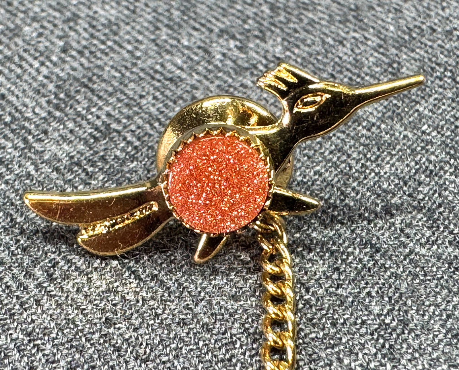 Vintage Southwestern style goldstone cab golden metal roadrunner tie tack pin: Vintage Southwestern style goldstone cab golden metal roadrunner tie tack pin. Unmarked. For measures please refer to the pictures taken with a measuring tape. Weight: 4 Grams. This is a NO RESERVE AU