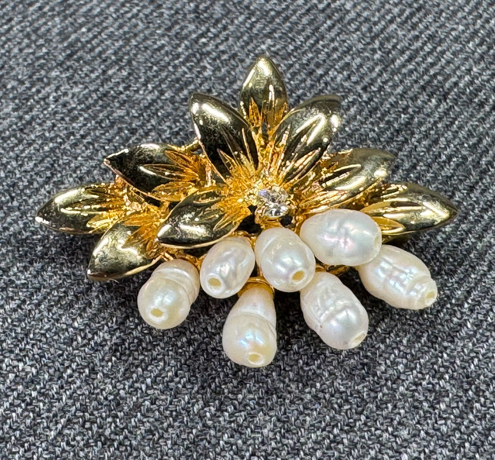 Vintage clear crystal and baroque pearls goldtone flowers pin brooch.: Vintage clear crystal and baroque pearls goldtone flowers pin brooch. Unmarked. For measures please refer to the pictures taken with a measuring tape. Weight: 4 Grams. IN HOUSE Estimated* SHIPPING & H