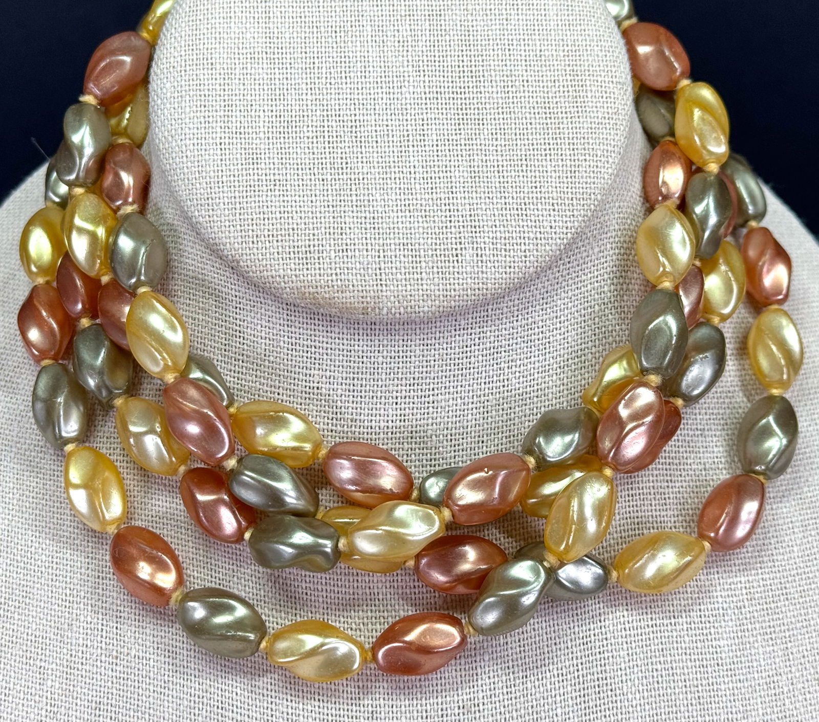 Vintage flapper style fall colors pearly coated glass hand knotted beads necklace: Vintage flapper style fall colors pearly coated glass hand knotted beads necklace. Unmarked. For measures please refer to the pictures taken with a measuring tape. Weight: 112 Grams This is a NO RESER
