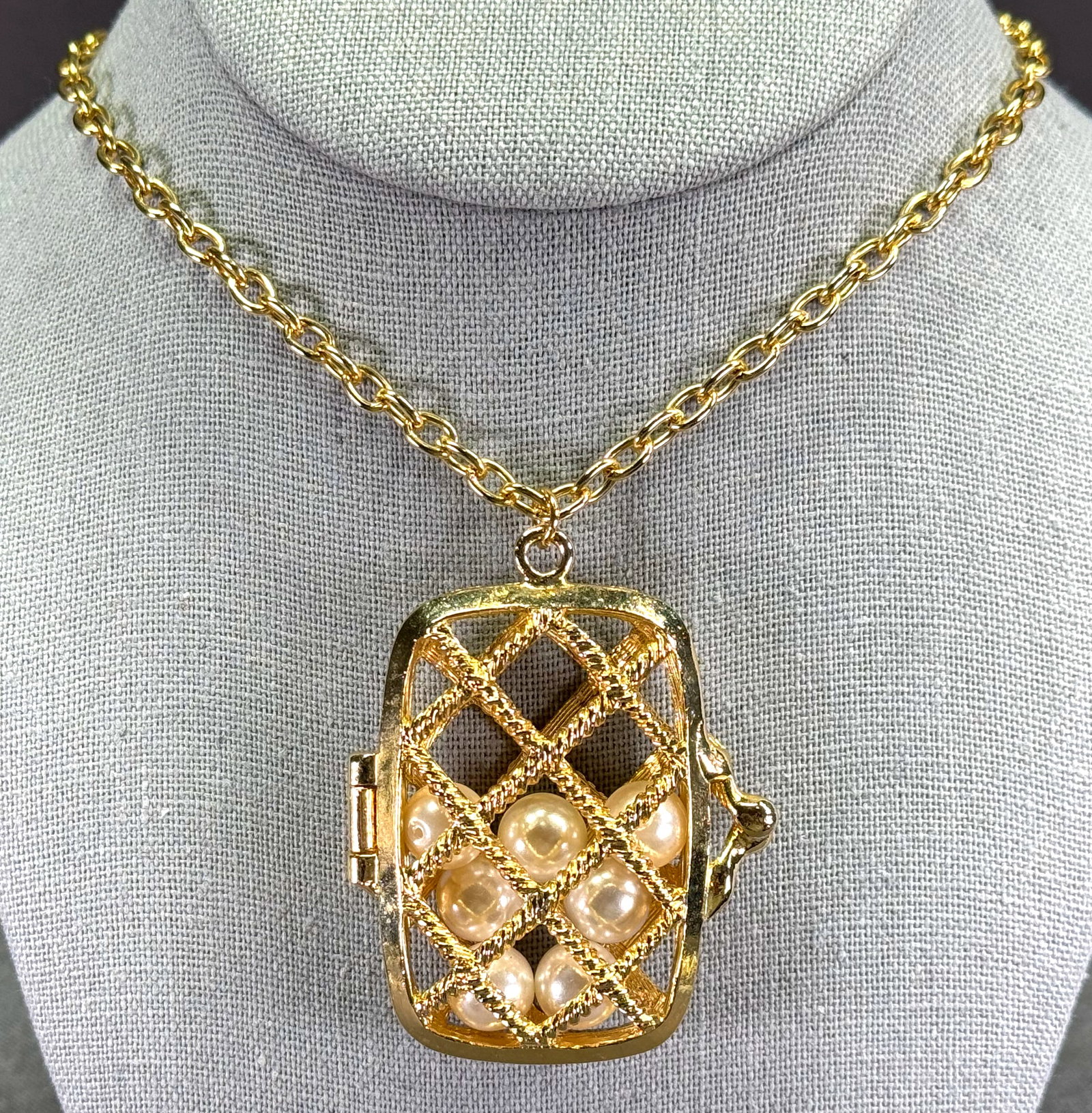 Vintage 80s pearls beads caged in purse shaped pendant goldtone chain necklace: Vintage 80s pearls beads caged in purse shaped pendant goldtone chain necklace. Unreadable markeon clasp. For measures please refer to the pictures taken with a measuring tape. Weight: 60 Grams. This 