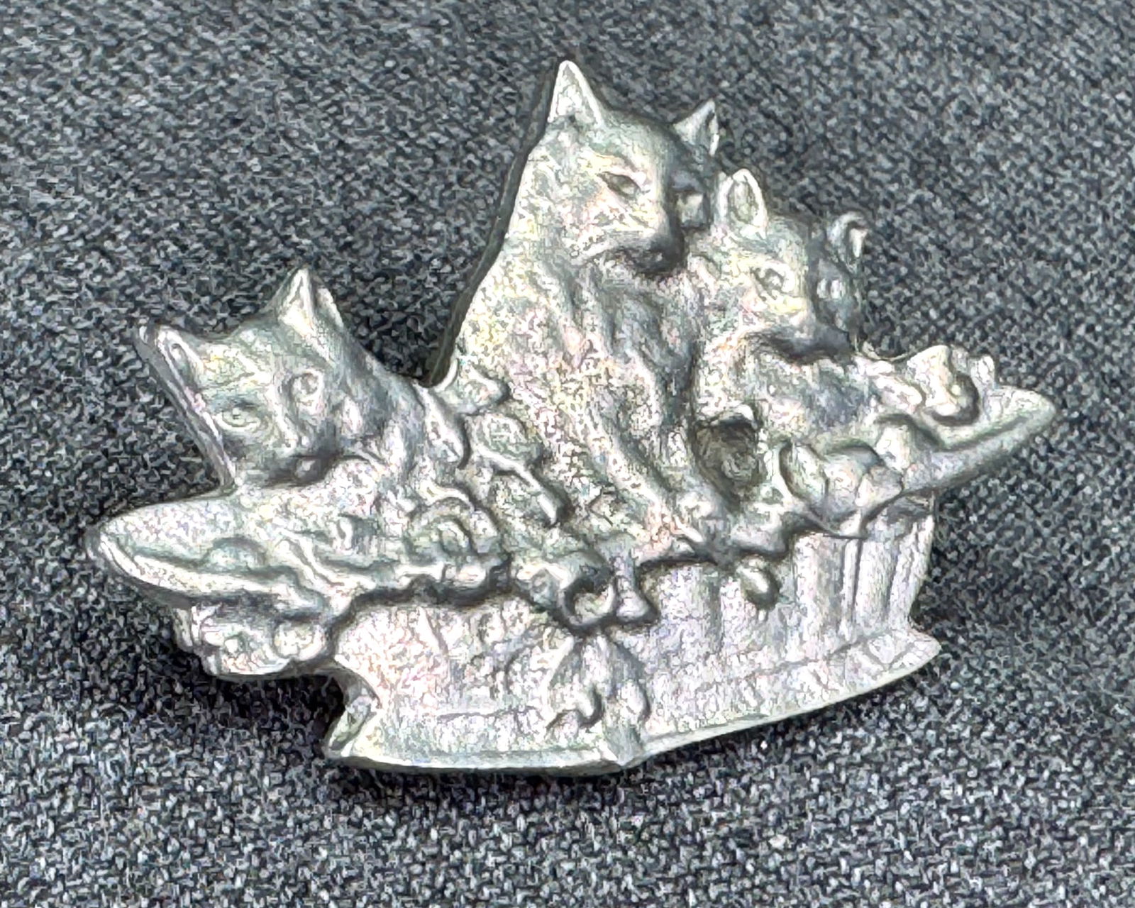 Vintage cats in basket pewter pin brooch (1 of 7)