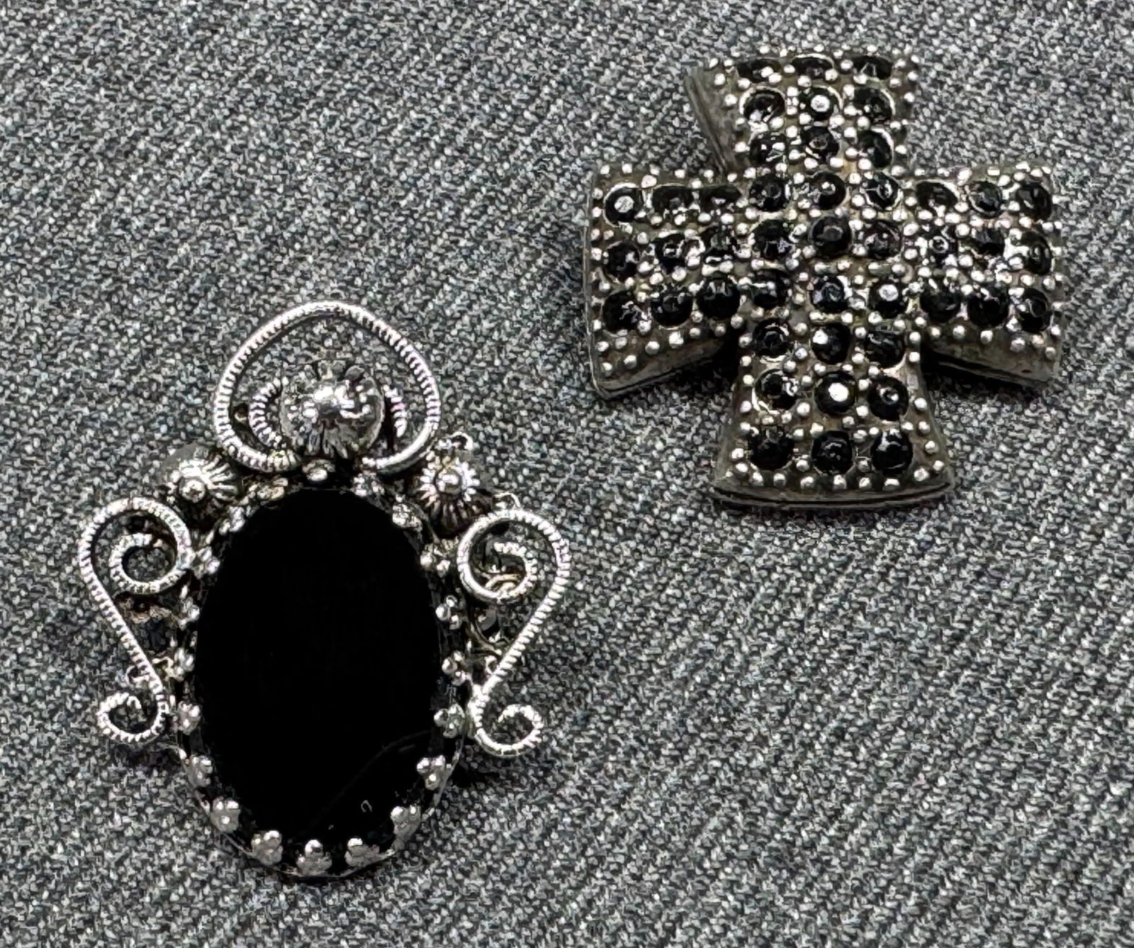 Vintage Maltesse cross pin brooch and filigree brooch / pendant .Back lucite beads silvertone metal: Vintage Maltesse cross pin brooch and filigree brooch / pendant .Back lucite beads silvertone metal. The pin is marked with a star, the pin/pendant is unmarked. For measures please refer to the pictur