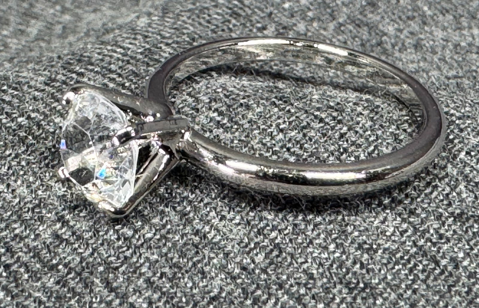 Vintage Uncas crystal silvertone metal solitaire ring. Size 7 (1 of 5)