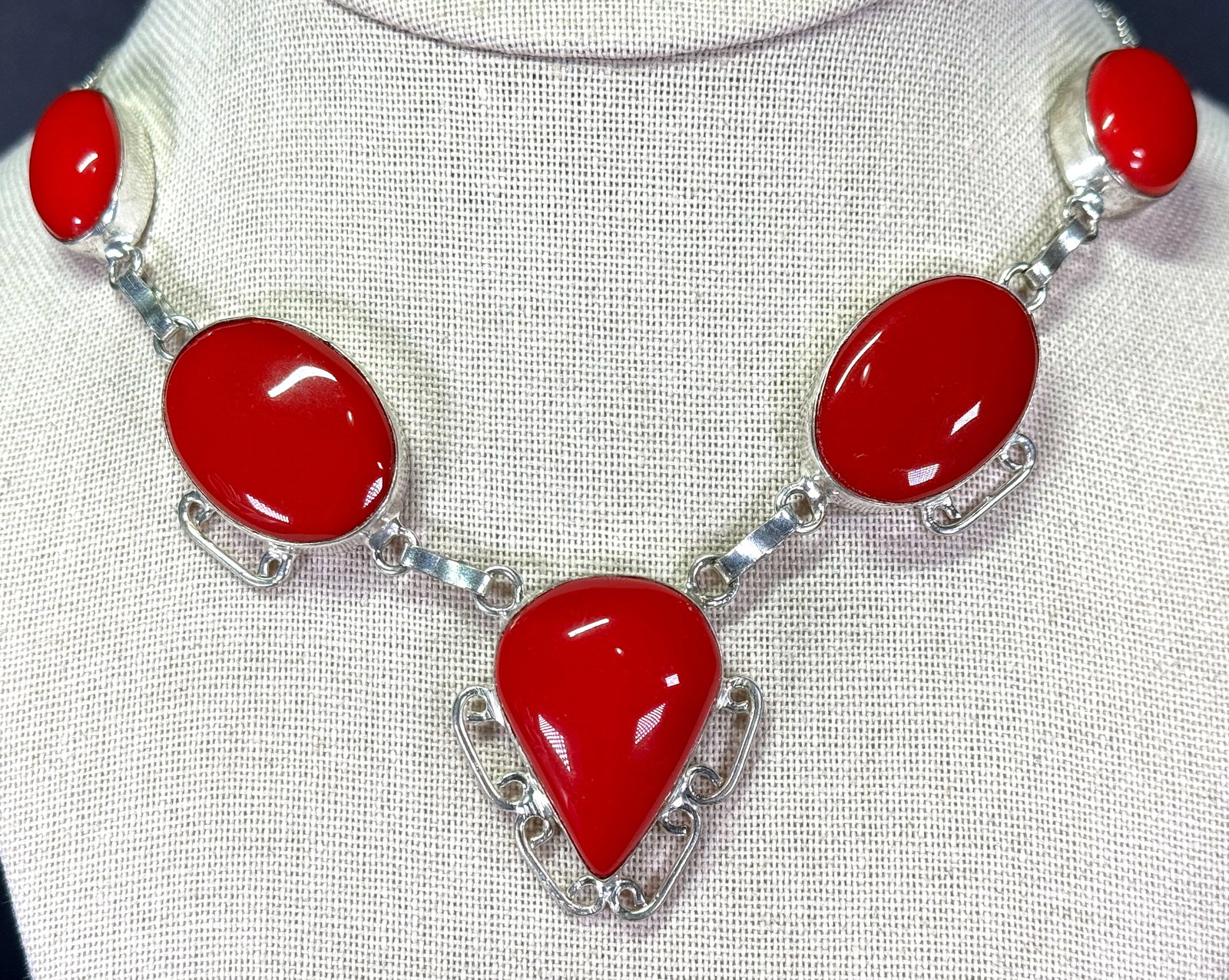 Ethnic style open back red simil stone cabs silvertone metal necklace.: Ethnic style open back glass & simil stone cabs silvertone necklace. Unmarked. For measures please refer to the picture taken with a measuring tape. Weight: 34 Grams. IN HOUSE Estimated* shipping and 