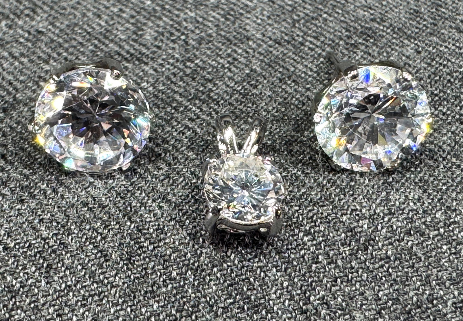Vintage clear crystal silvertone metal pendant & stud earrings: Vintage clear crystal silvertone metal pendant & stud earrings. For measures please refer to the pictures taken with a measuring tape. Weight: 5 Grams. This is a NO RESERVE AUCTION: there are no hidde