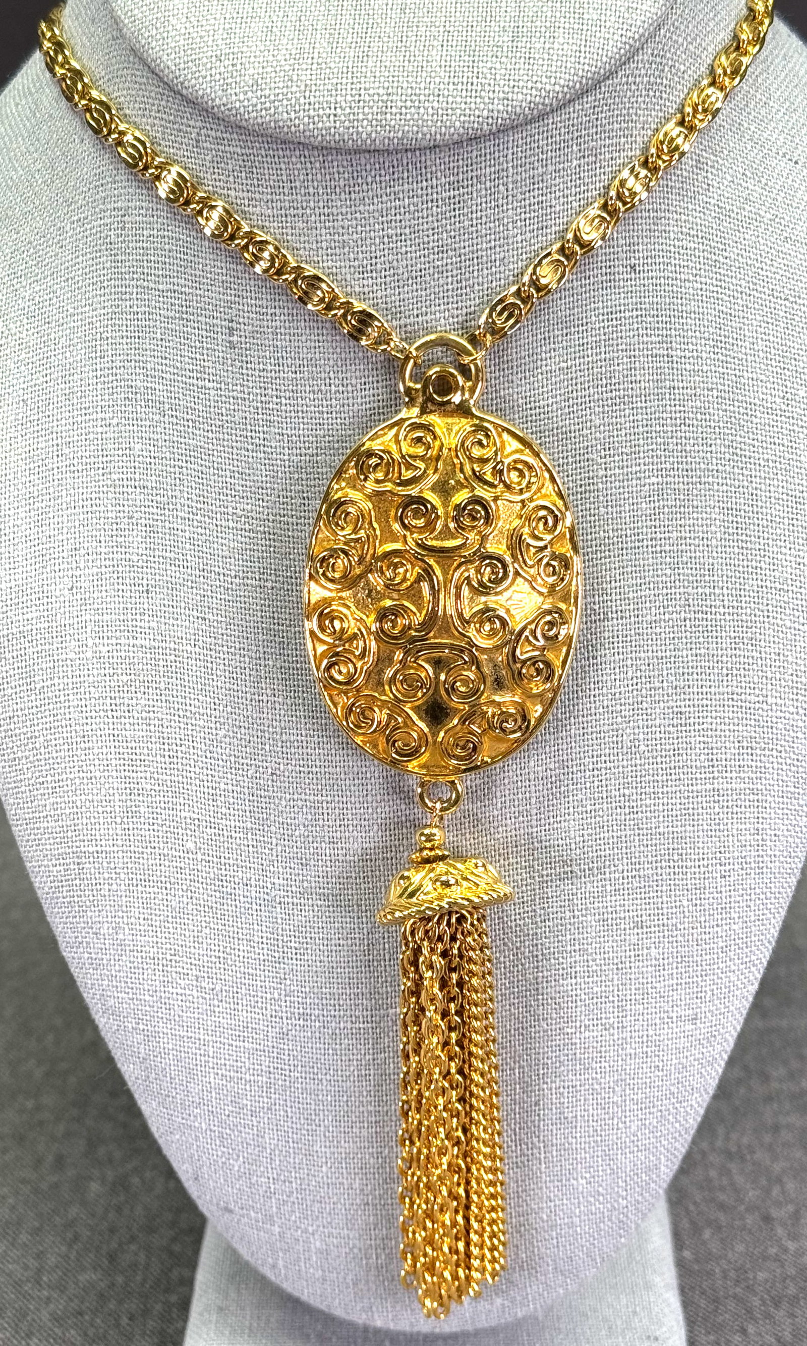 Vintage 80s goldtone metal medallion with tassel lariat necklace: Vintage 80s goldtone metal medallion with tassel lariat necklace. Unmarked For measures please refer to the pictures taken with a measuring tape. Weight: 75 Grams. This is a NO RESERVE AUCTION: there 