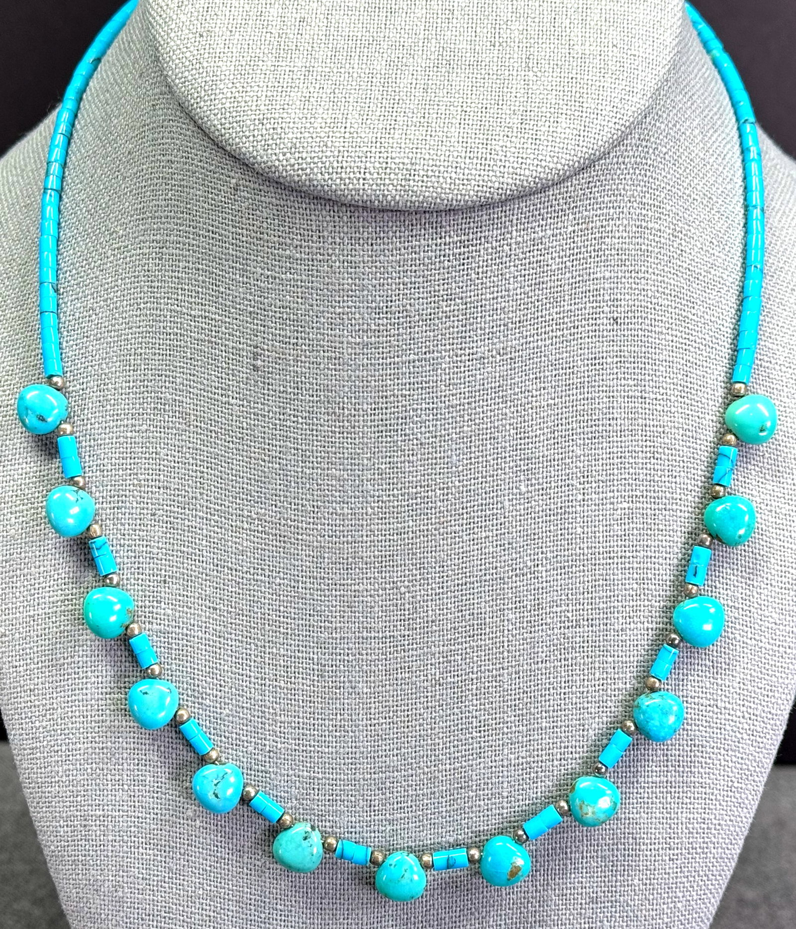 Vintage Southwestern style turquoise resin and silver beads chpker necklace: Vintage Southwestern style turquoise resin and silver beads choker necklace. For measures please refer to the pictures taken with a measuring tape. Weight: 10 Grams. This is a NO RESERVE AUCTION: ther