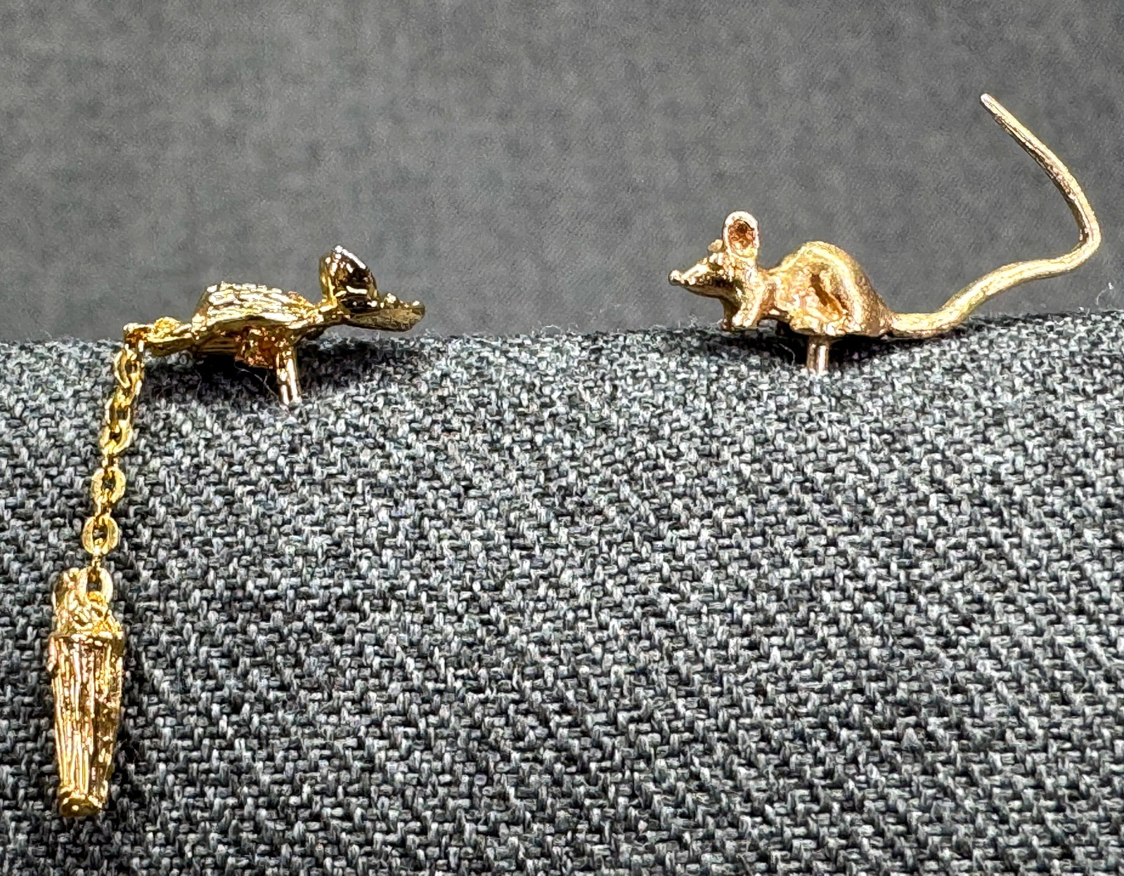 Vintage assorted goldtone metal mouse stud pins. Lot of 2: Vintage assorted goldtone metal mouse stud pins. Lot of 2. For measures please refer to the pictures taken with a measuring tape. Weight: 4 Grams. IN HOUSE Estimated* shipping and handling cost within