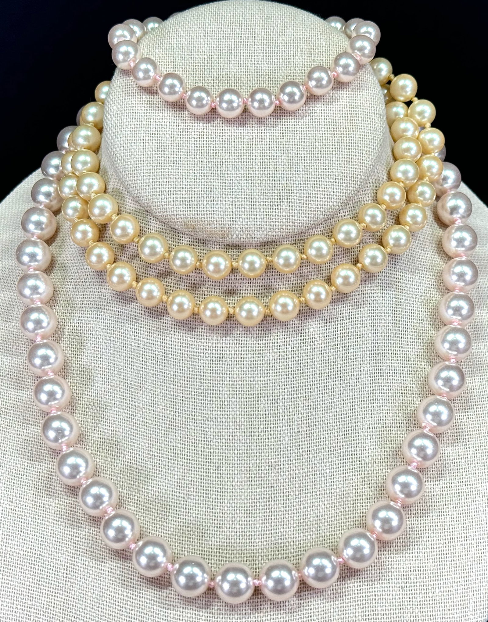 Marvella faux pearls collar necklace & rose collar necklace & bracelet set.: Marvella faux pearls collar necklace & rose collar necklace & bracelet set. The necklace has a metal tag and the set is unmarked, but it has a paper label. For measures please refer to the pictures ta