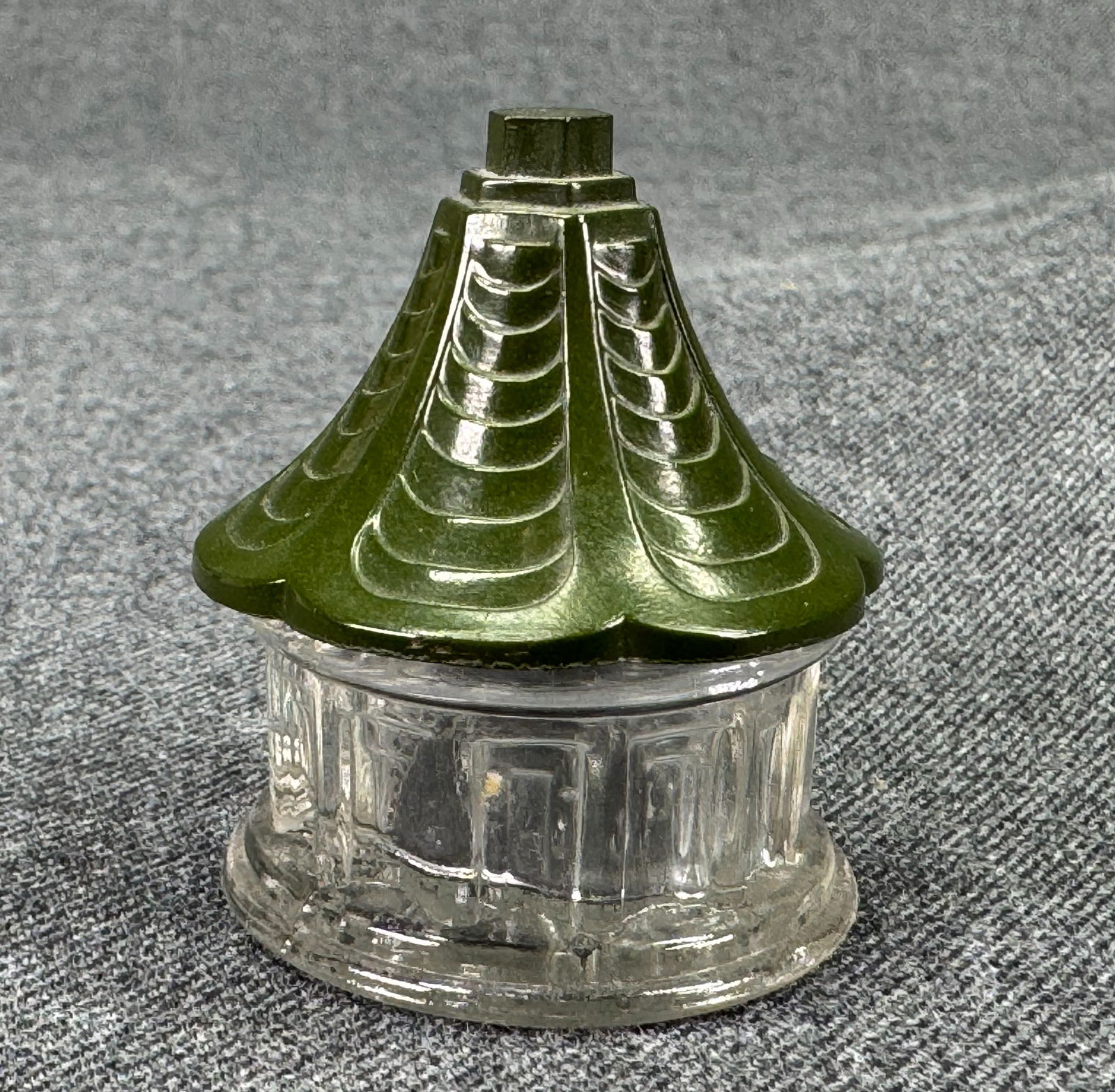 Vintage Singapore nights Duches of Paris pagoda miniature perfume bottle: Vintage Singapore nights Duches of Paris pagoda miniature perfume bottle. EMPTY. No labels . For measures please refer to the pictures taken with a measuring tape. Weight: 25 Grams. IN HOUSE Estimated