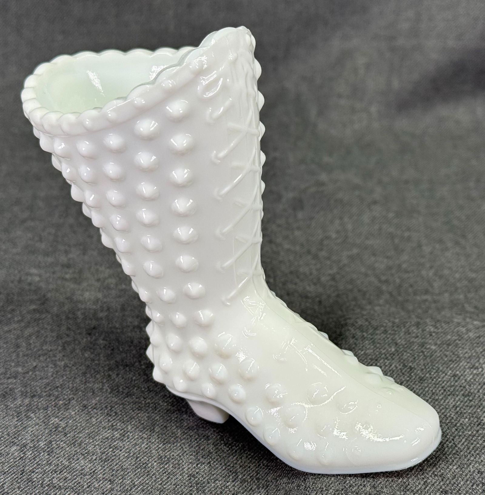 Vintage Fenton Button Milk Glass Victorian Boot Shoe: Vintage Fenton Button Milk Glass Victorian Boot Shoe. Marked. For measures please refer to the pictures taken with a measuring tape. IN HOUSE Estimated* SHIPPING & HANDLING COST WITHIN THE U.S. : $10