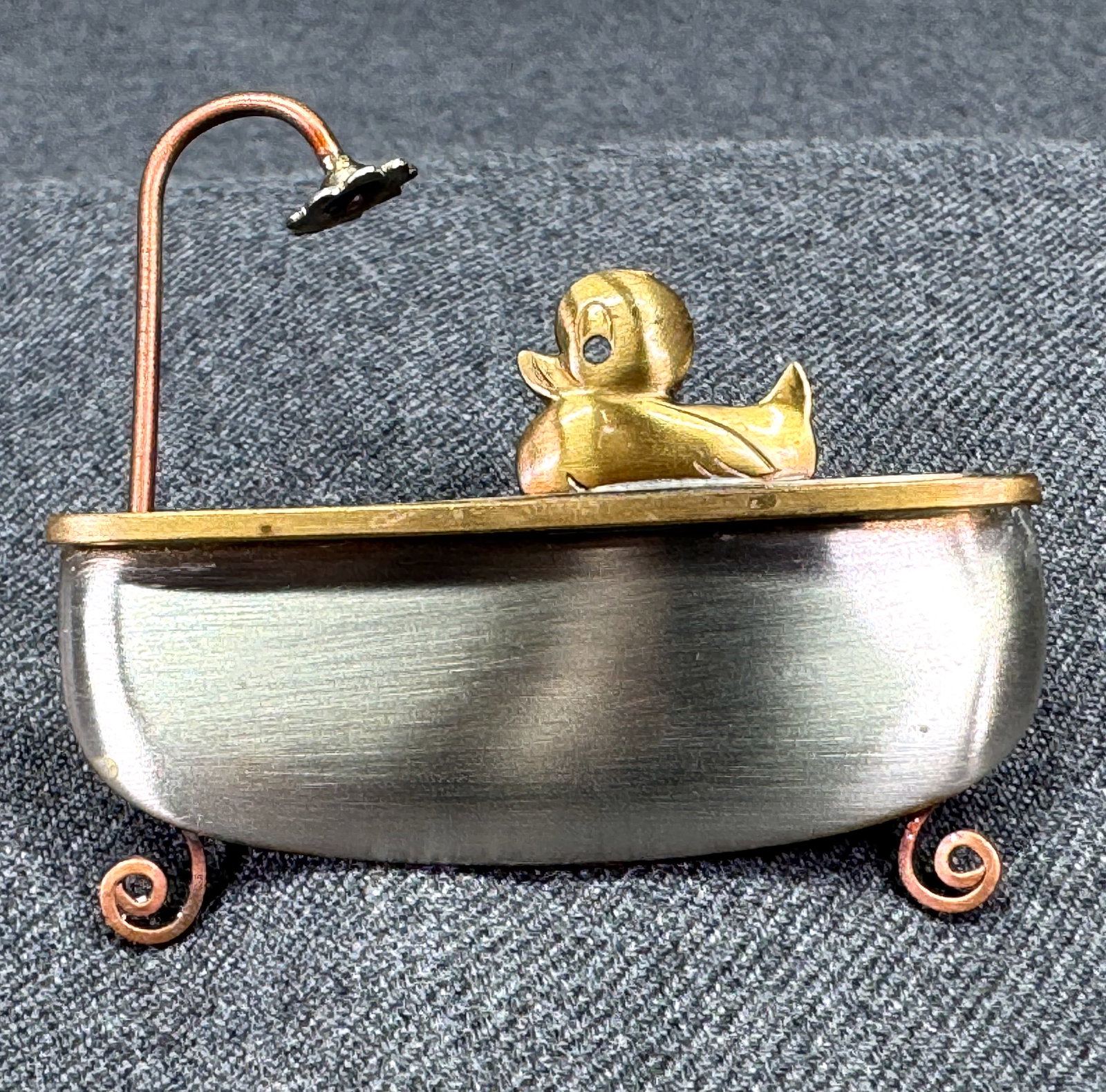 Vintage multimetal duck in bathtub pin brooch: Vintage multimetal duck in bathtub pin brooch. Pat 5.048.311. For measures please refer to the pictures taken with a measuring tape. Weight: 10 Grams. IN HOUSE Estimated* shipping and handling cost wi
