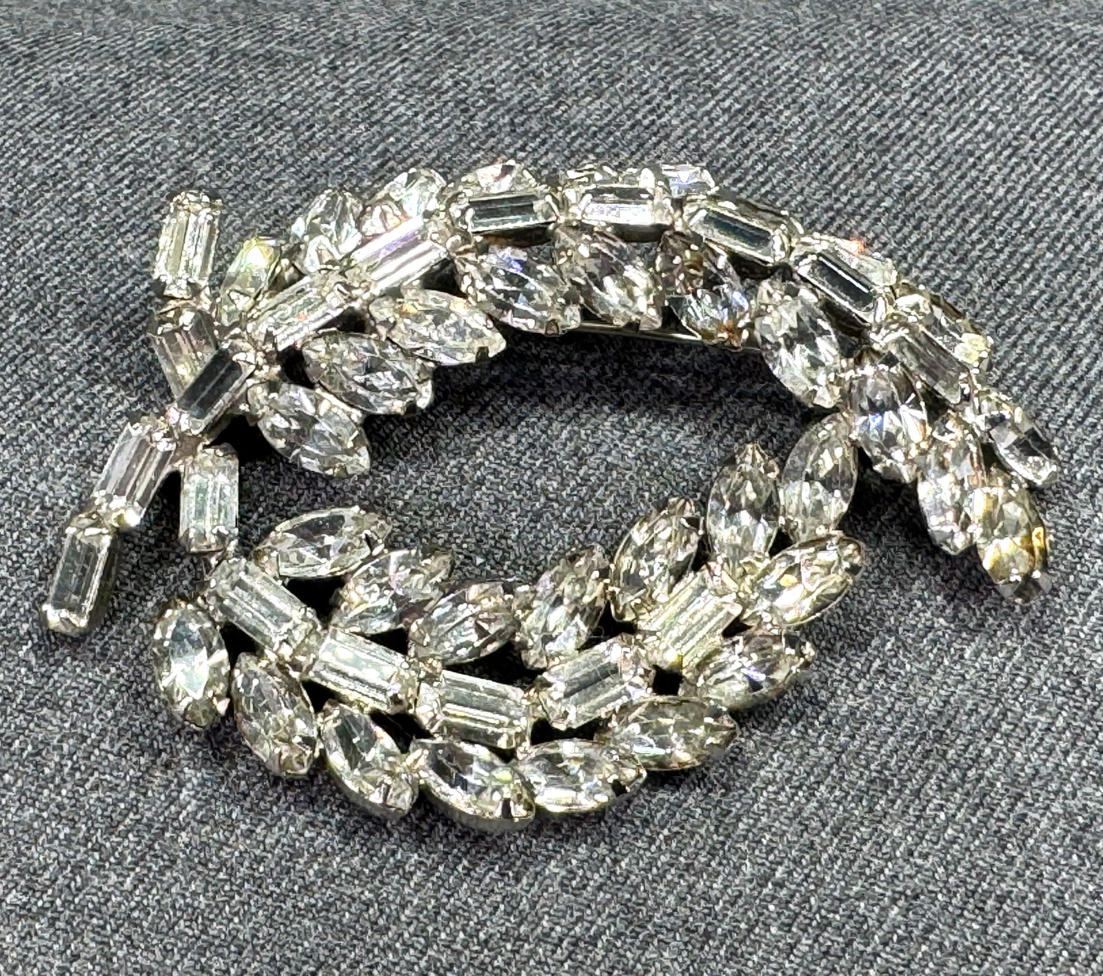 Vintage clear crystals silvertoned metal feathers pin brooch: Vintage clear crystals silvertoned metal feathers pin brooch. Unmarked. For measures please refer to the pictures taken with a measuring tape. Weight: 20 Grams. IN HOUSE Estimated* shipping and handli