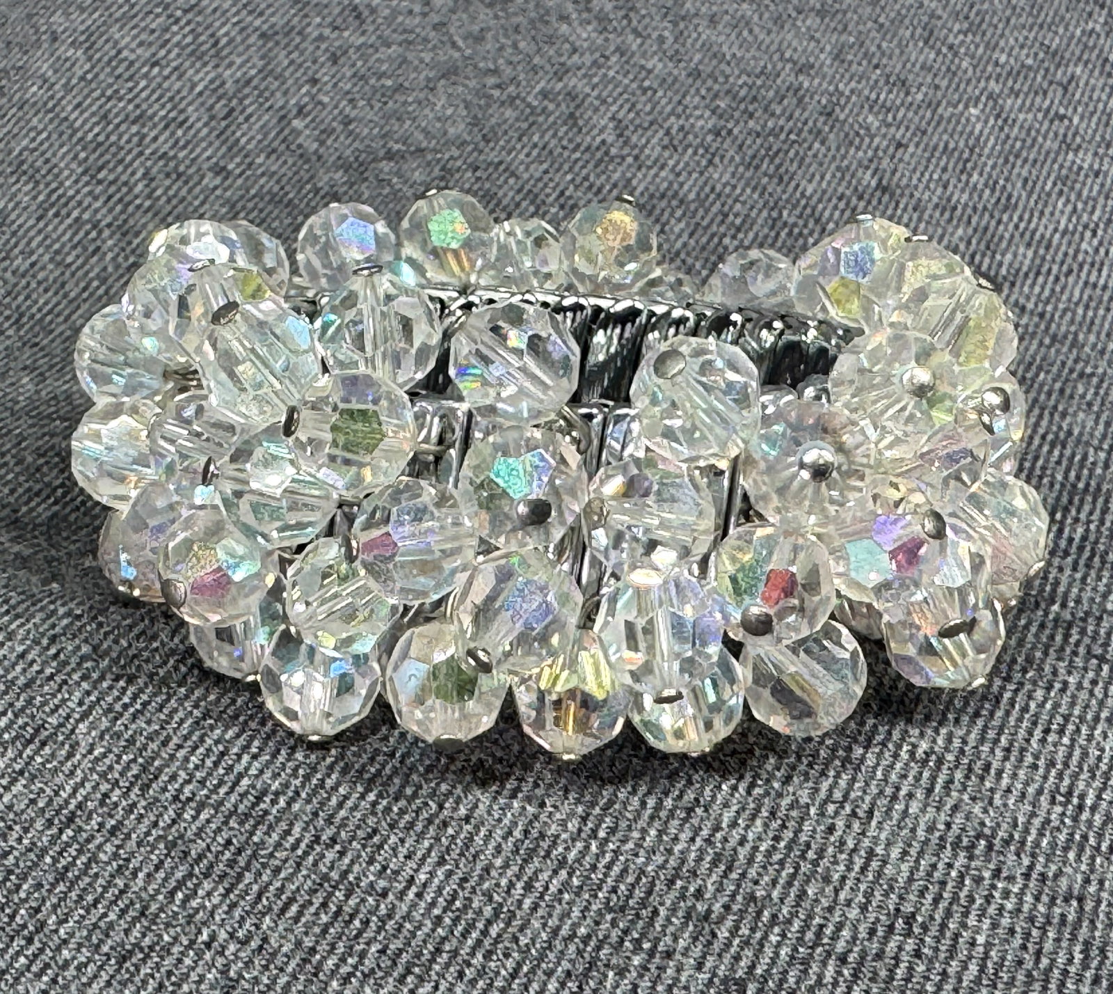 Vintage Japanese faceted AB clear crystals bead dangles accordion expandable bracelet: Vintage Japanese faceted AB clear crystals bead dangles silvertoned metal accordion expandable bracelet. Marked. For measures please refer to the pictures taken with a measuring tape. Weight: 80 Grams